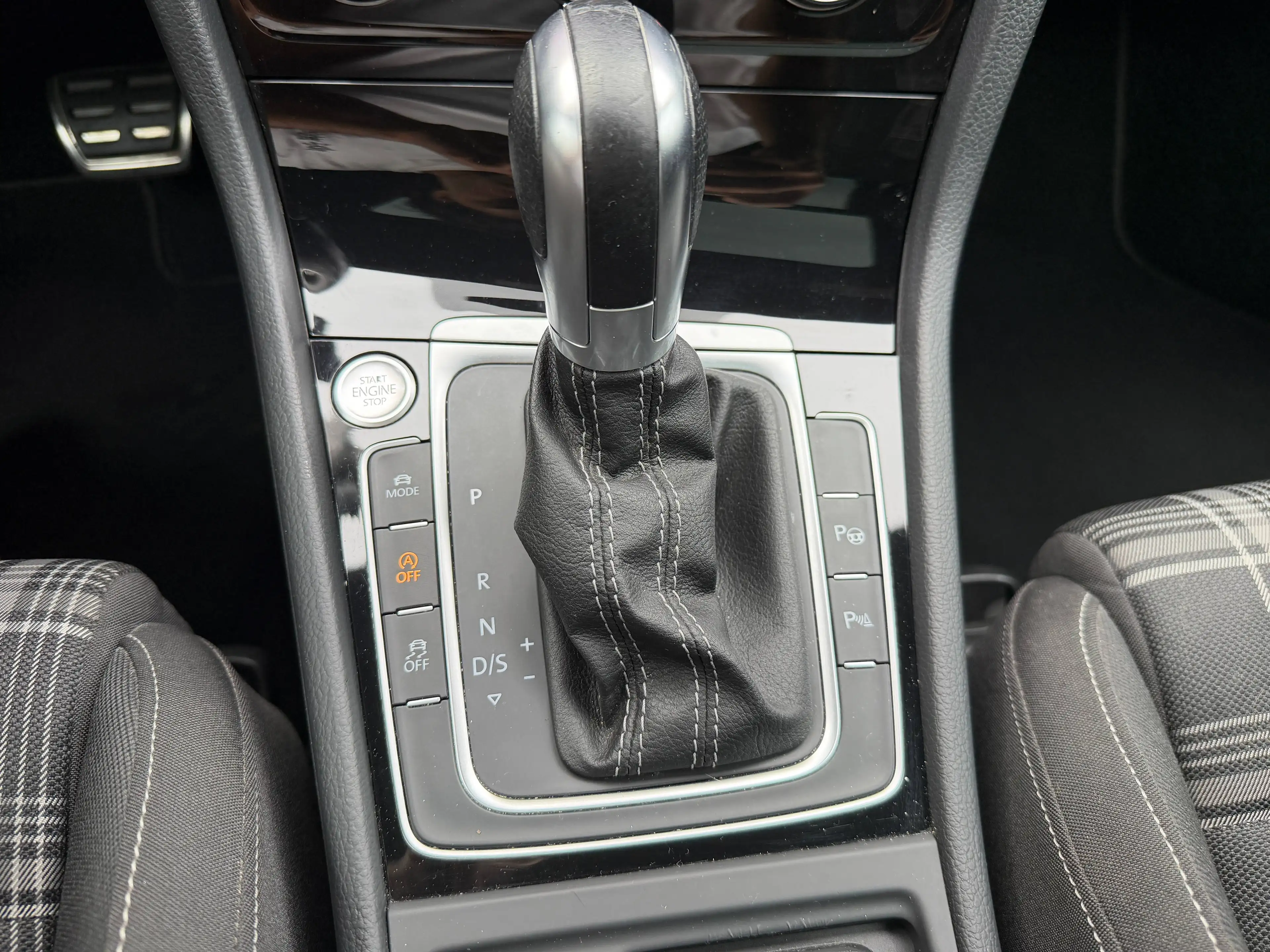 Volkswagen Golf GTD GTD LED*Virtual*Pano*AHK*Carplay*Keyless! — photo 14