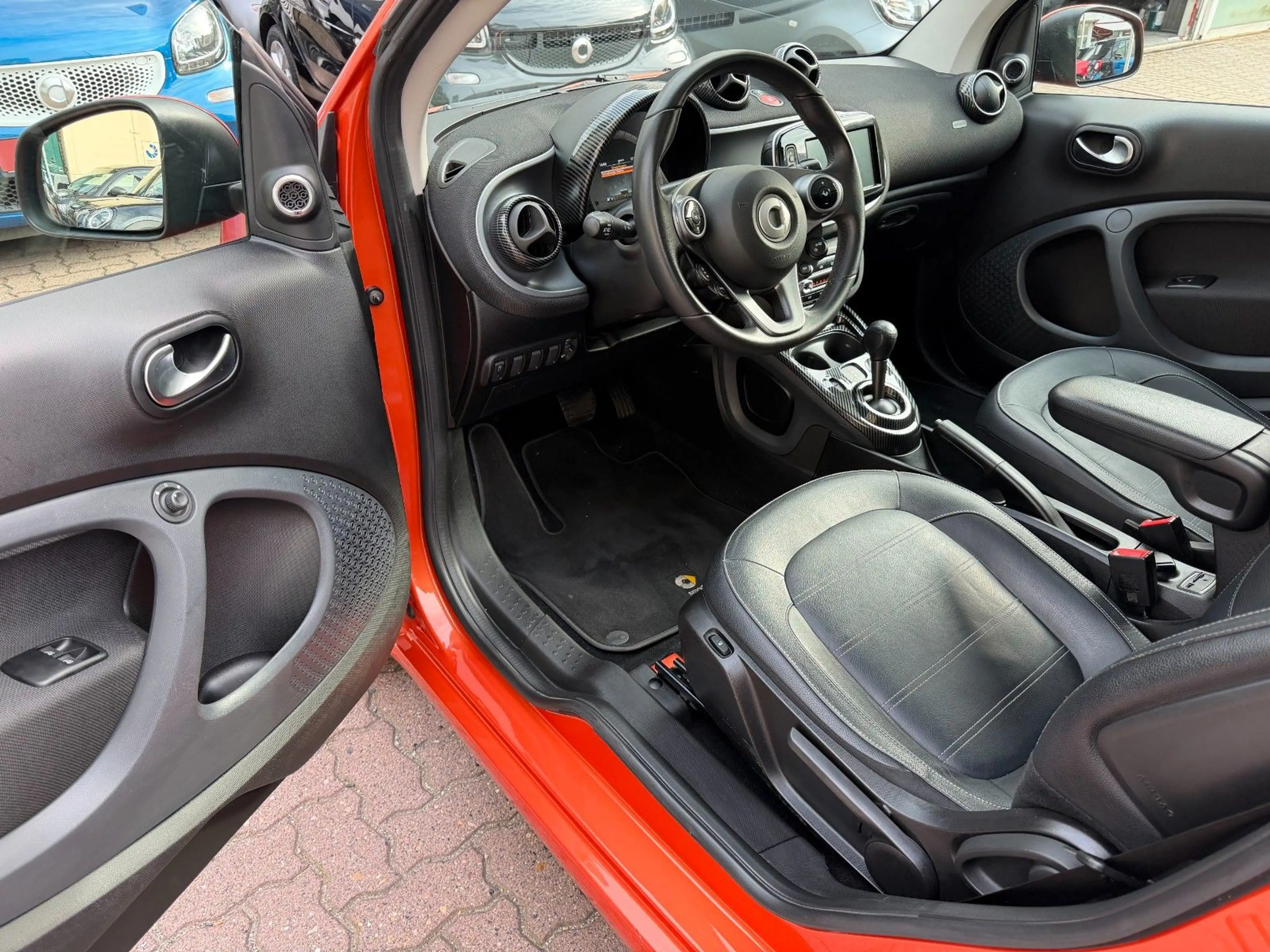smart forTwo fortwo 66kW DCT*PANORAMA*NAVI*SHZ*JBL*KAMERA* — photo 4