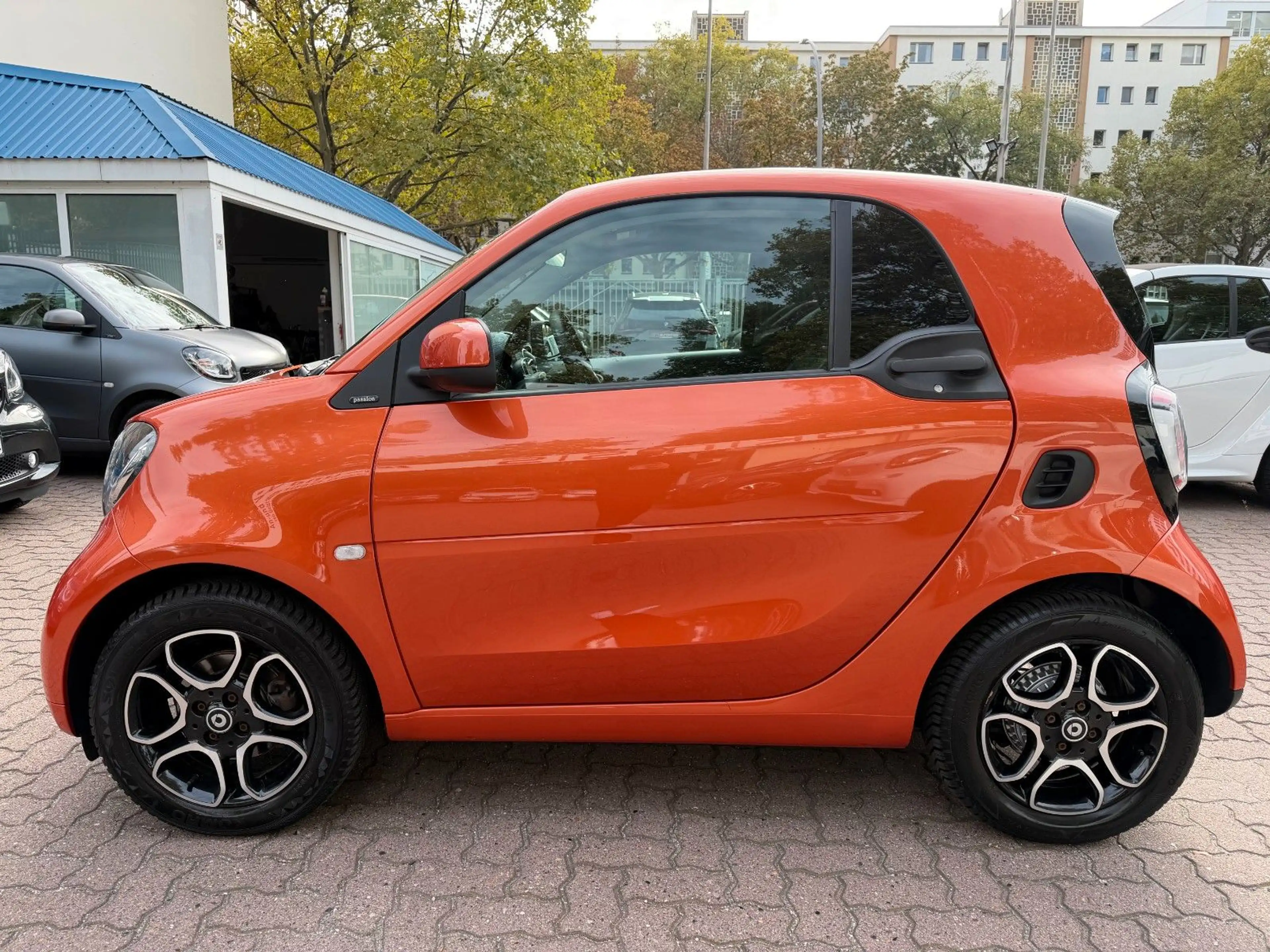 smart forTwo fortwo 66kW DCT*PANORAMA*NAVI*SHZ*JBL*KAMERA* — photo 2
