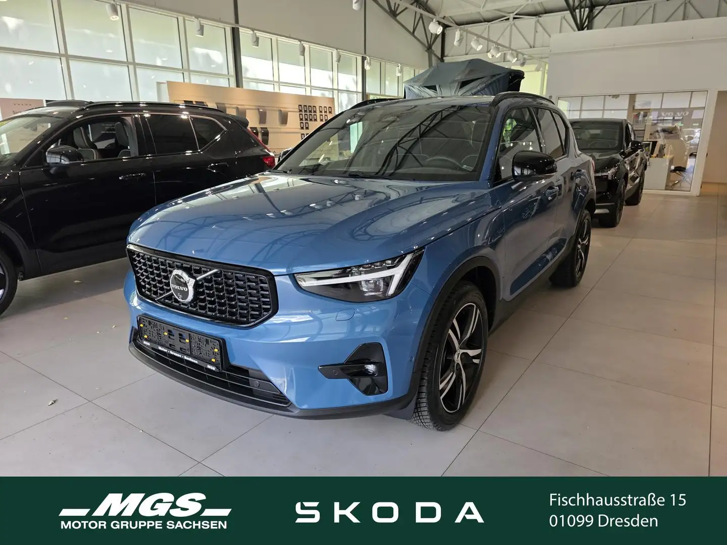 Volvo XC40 B4 Mild-Hybrid Benzin Ultra 2WD Blau - 1