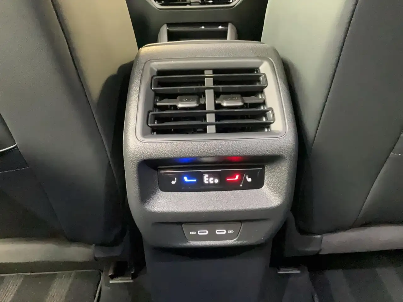 Volkswagen Tayron R-Line+PHEV+Black-Style+Pano+AHK 17