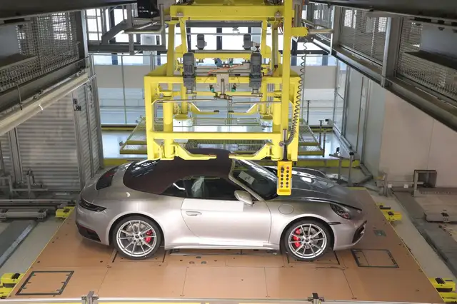 Porsche 992 Carrera 4S Cabriolet, 7-Gang