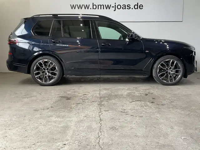 BMW X7 view 14