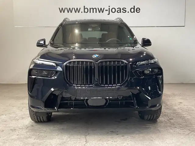 BMW X7 view 2