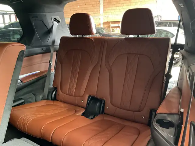 BMW X7 view 10