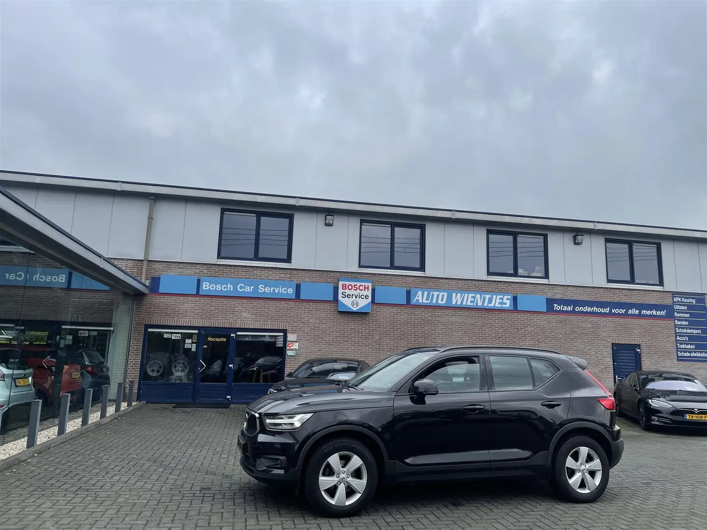 Volvo XC40 2.0 D3 110kw | Momentum | Leer | Navi Zwart - 1