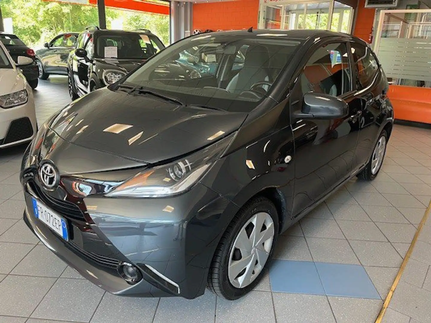 Toyota Aygo 1.0  69 CV 5 porte x-cool Grigio - 2