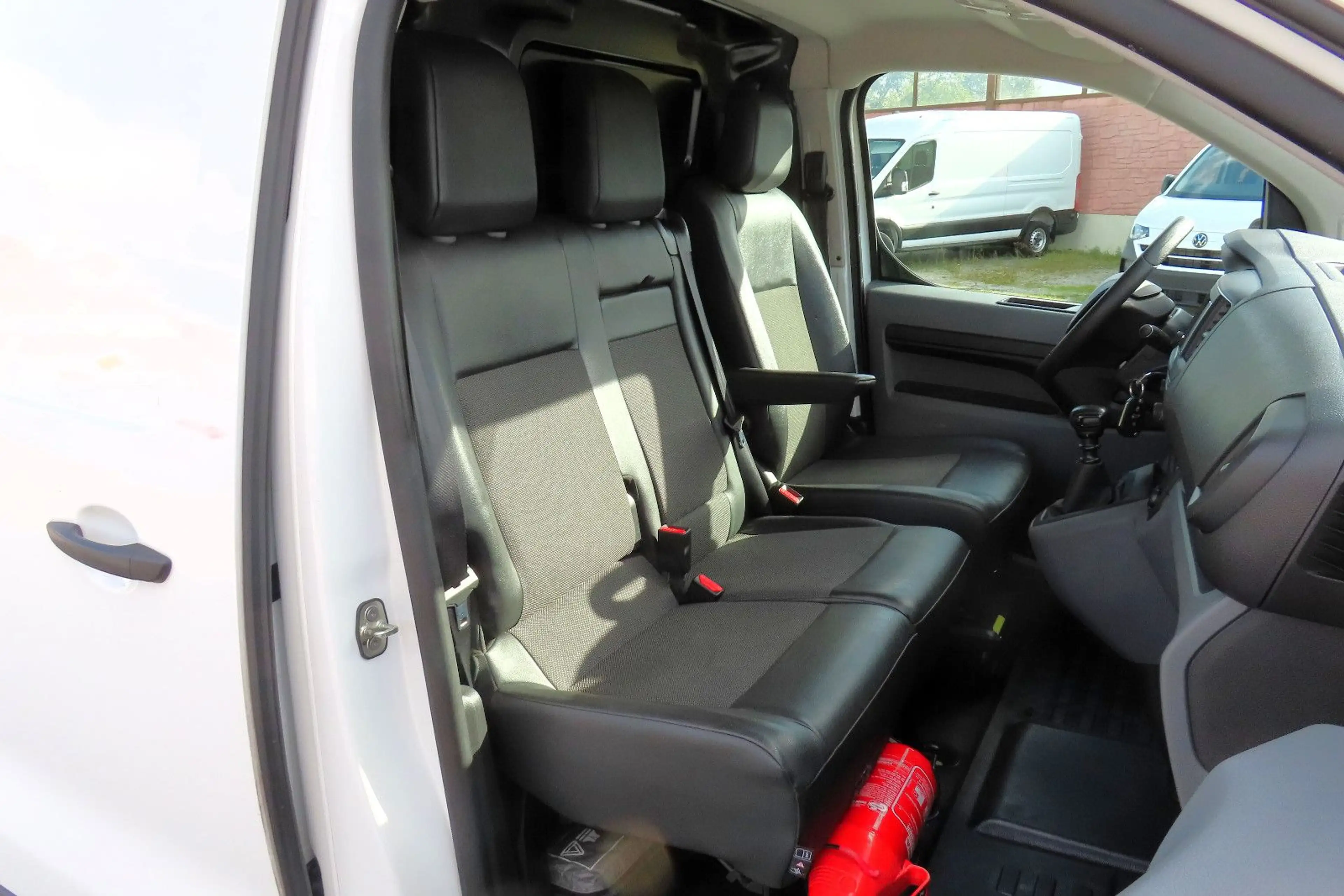 Peugeot Expert Kasten L2 Navi CarPlay Kamera AHK 2xBott-Regale — photo 16