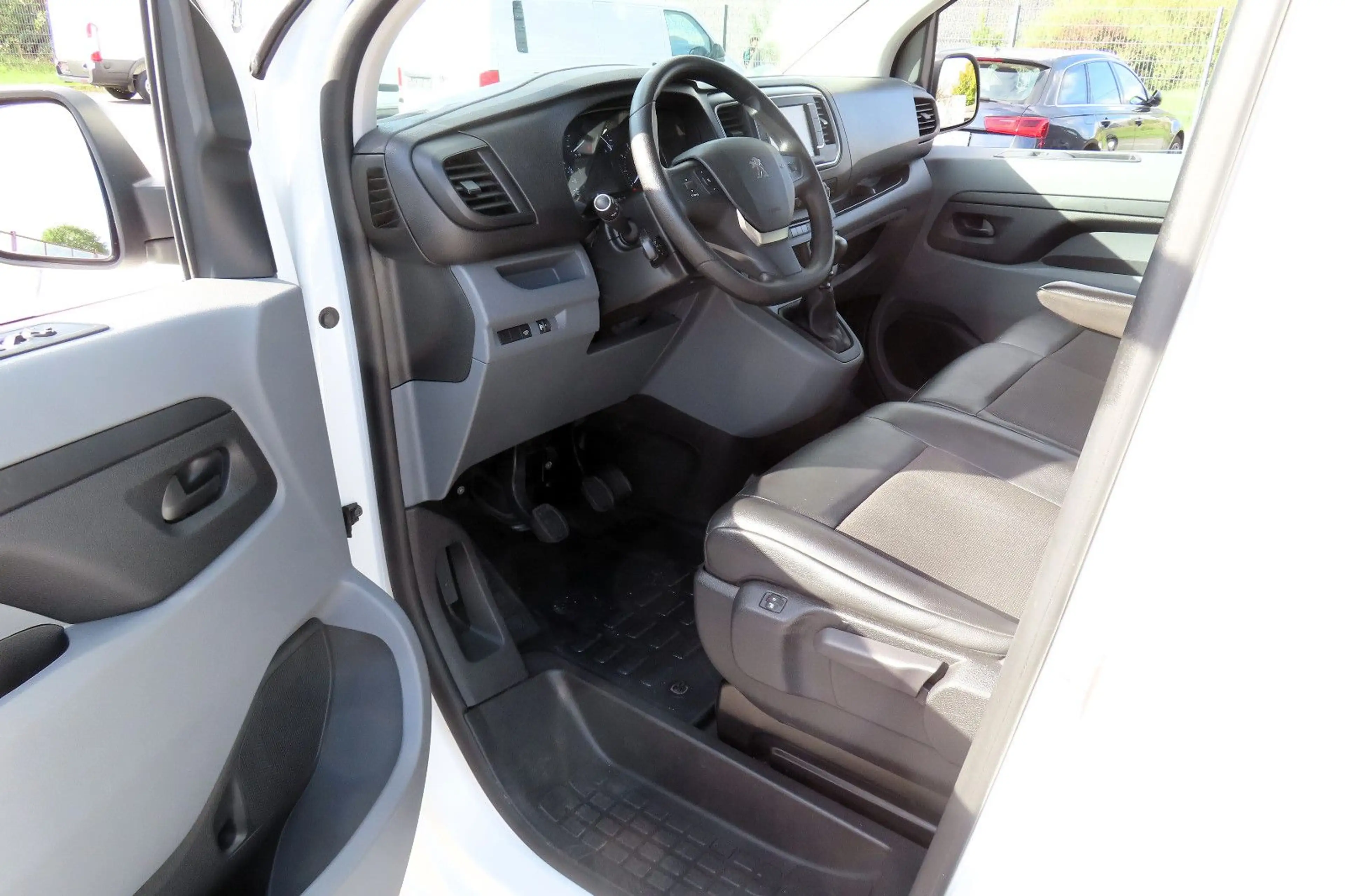 Peugeot Expert Kasten L2 Navi CarPlay Kamera AHK 2xBott-Regale — photo 18
