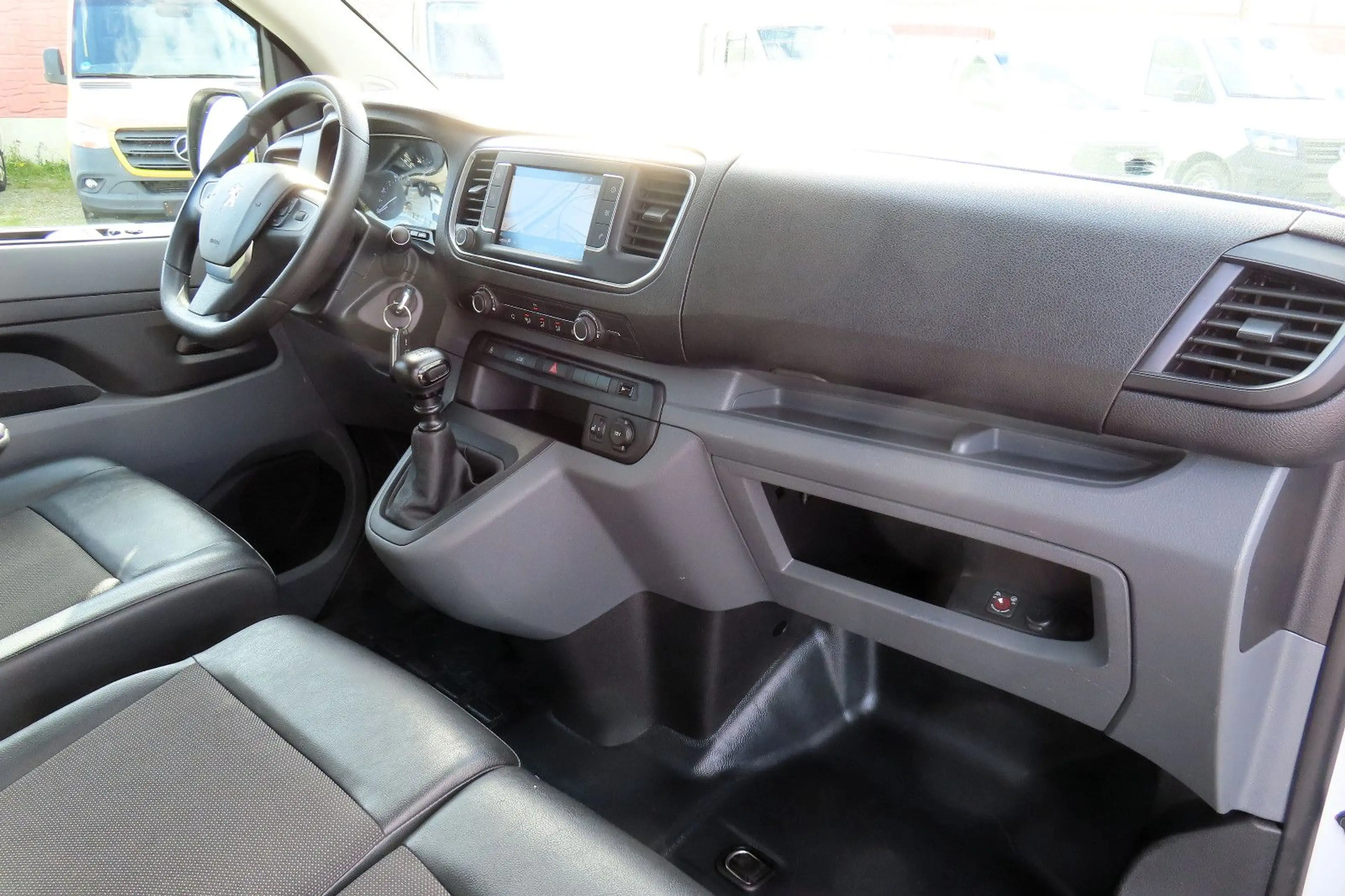 Peugeot Expert Kasten L2 Navi CarPlay Kamera AHK 2xBott-Regale — photo 15