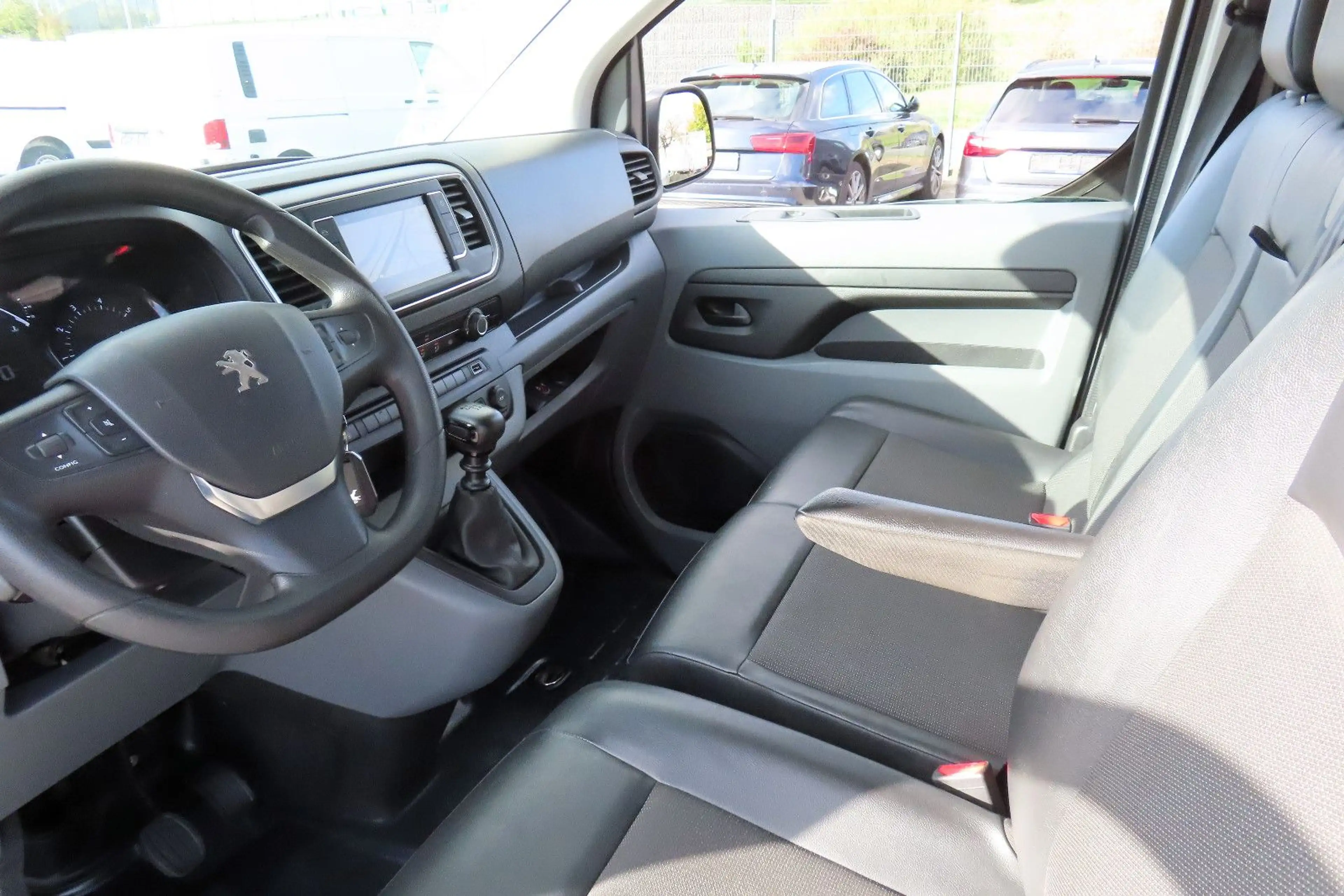 Peugeot Expert Kasten L2 Navi CarPlay Kamera AHK 2xBott-Regale — photo 20