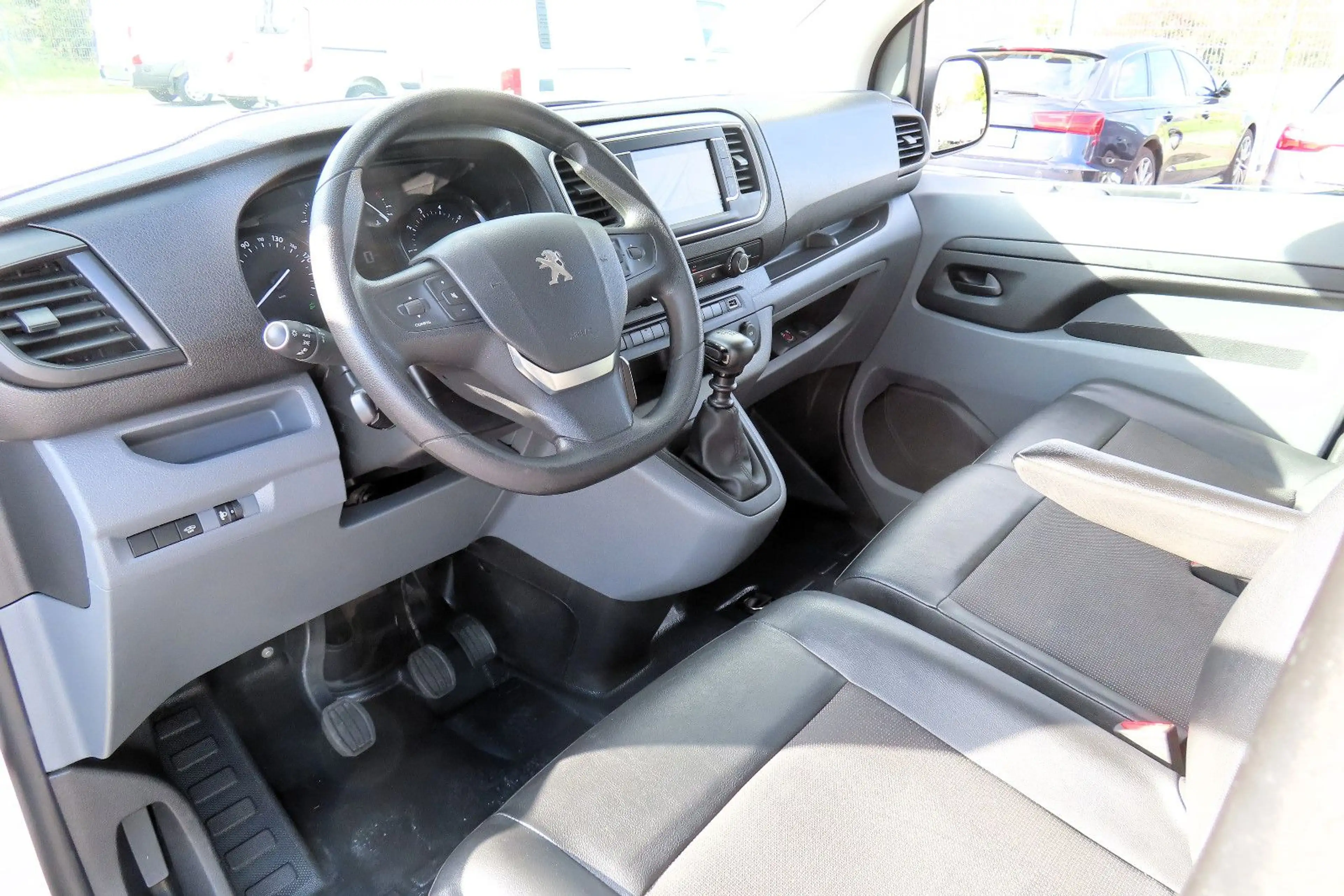 Peugeot Expert Kasten L2 Navi CarPlay Kamera AHK 2xBott-Regale — photo 19
