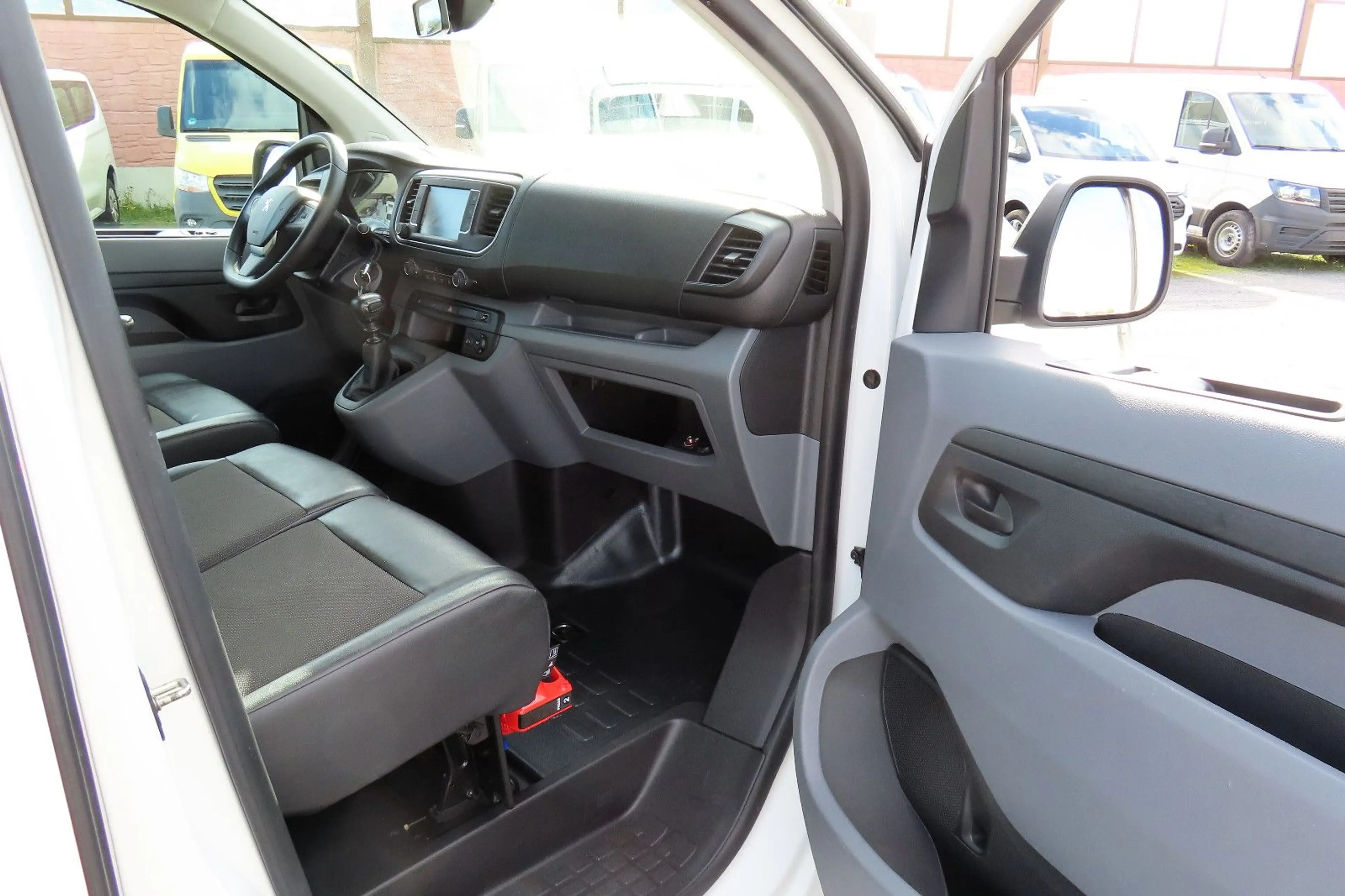 Peugeot Expert Kasten L2 Navi CarPlay Kamera AHK 2xBott-Regale — photo 14