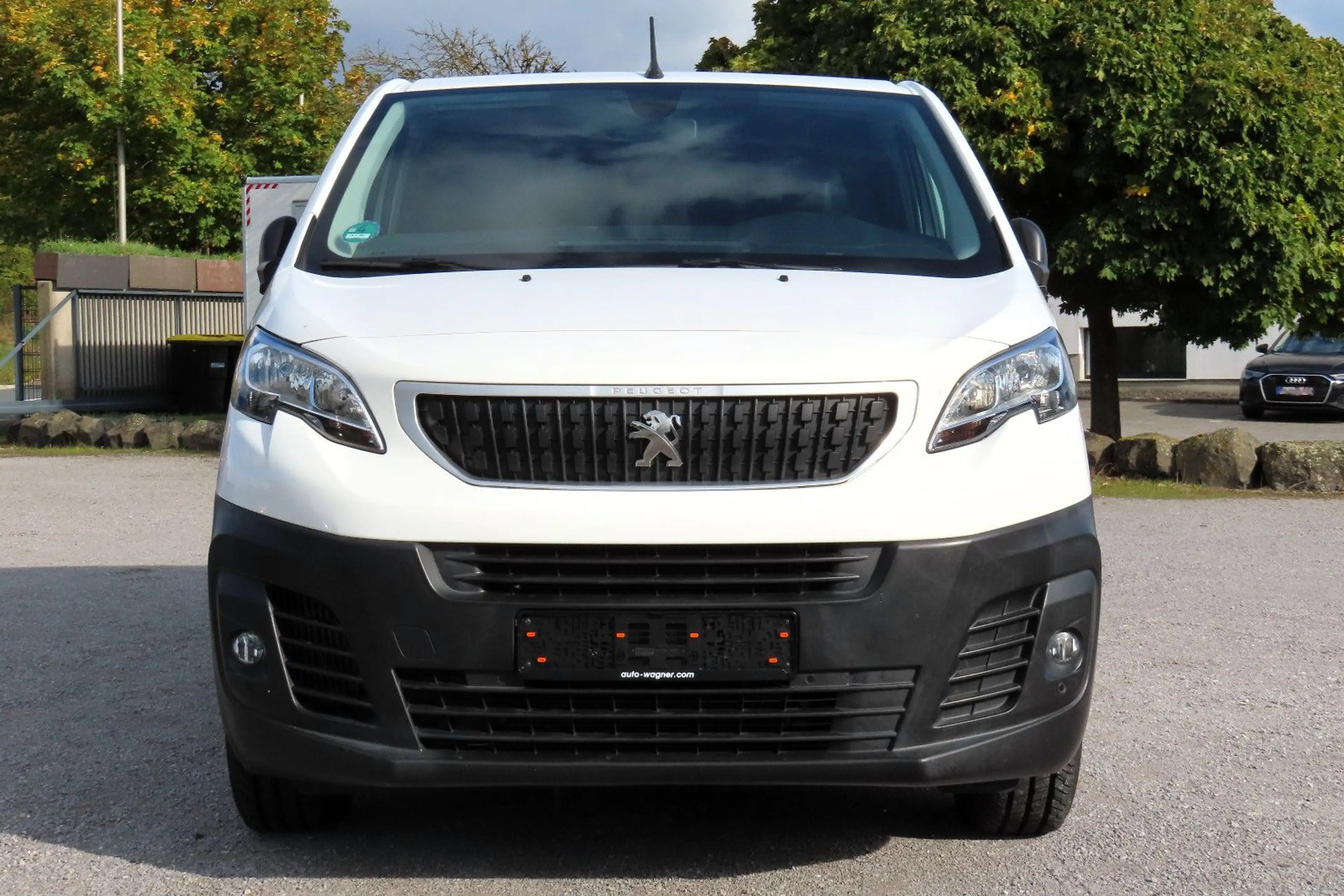 Peugeot Expert Kasten L2 Navi CarPlay Kamera AHK 2xBott-Regale — photo 9