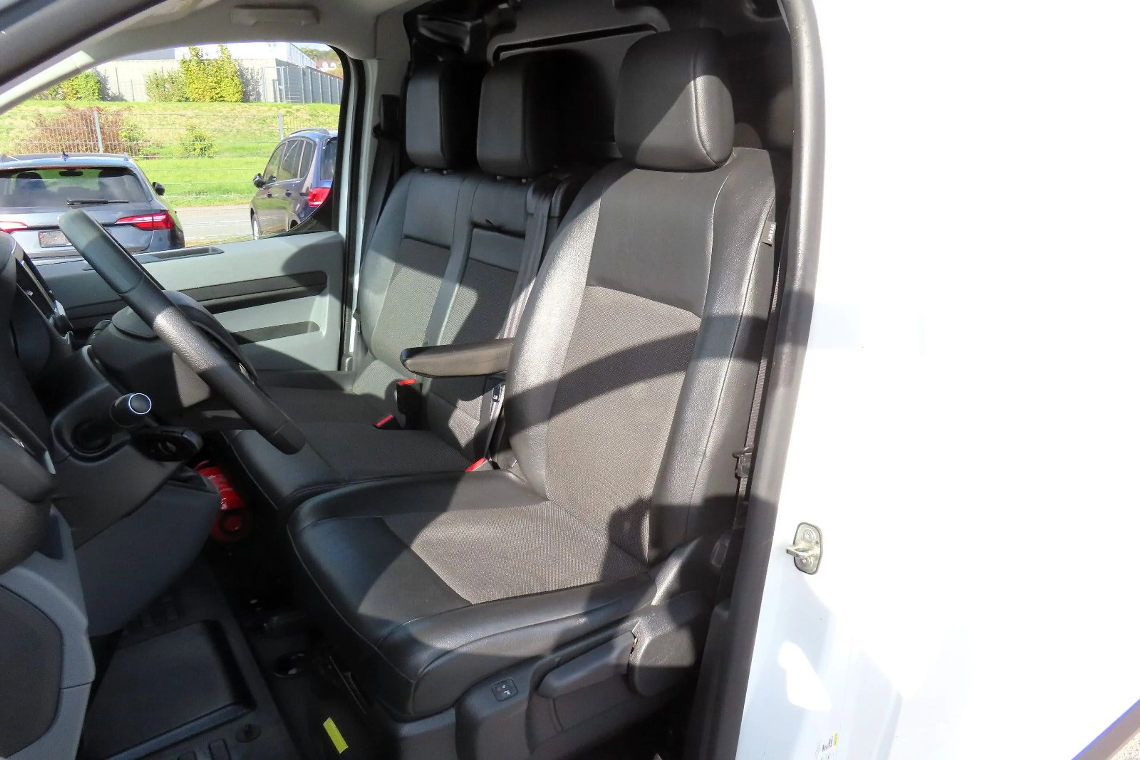 Peugeot Expert Kasten L2 Navi CarPlay Kamera AHK 2xBott-Regale — photo 17