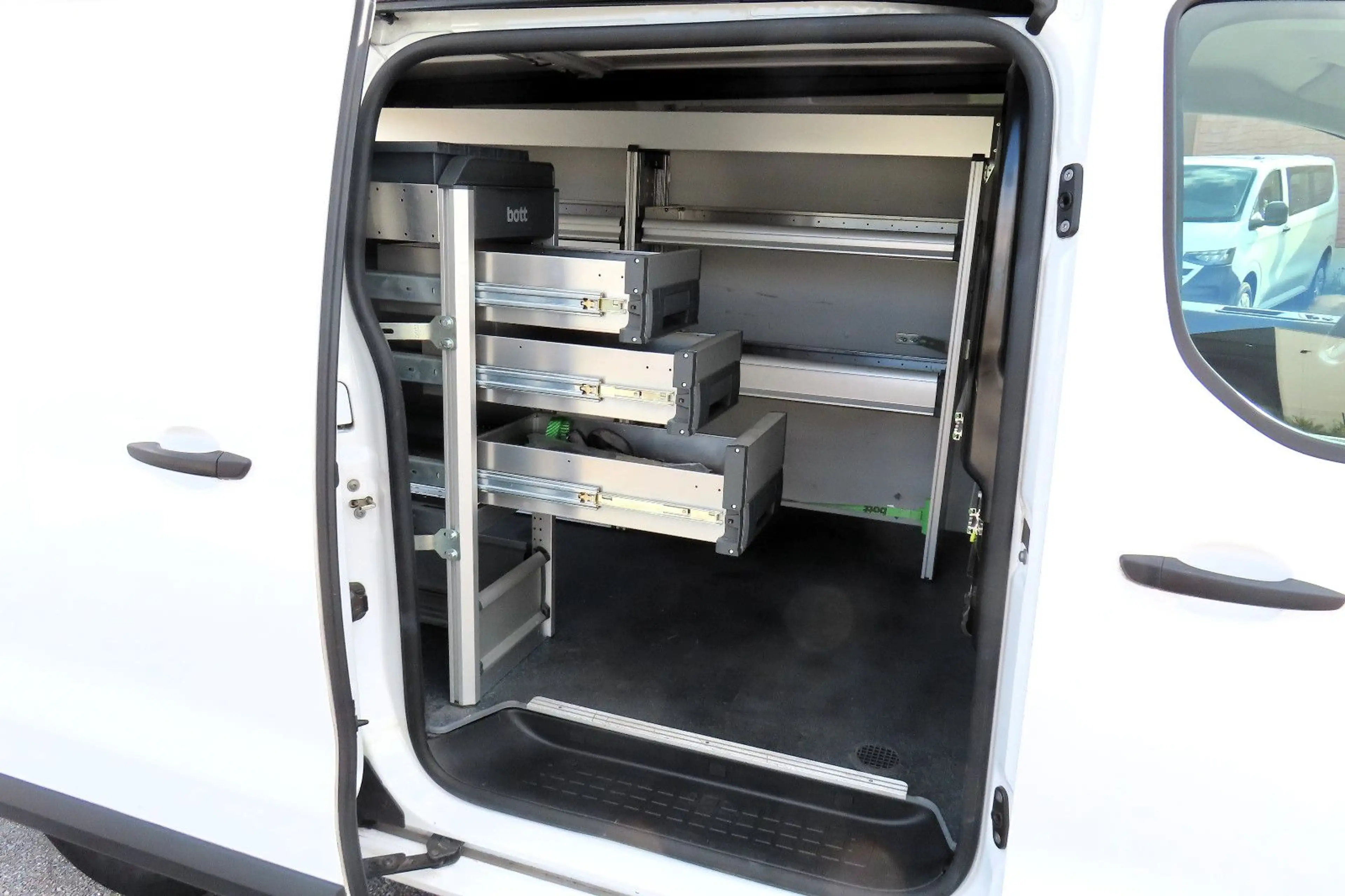 Peugeot Expert Kasten L2 Navi CarPlay Kamera AHK 2xBott-Regale — photo 12