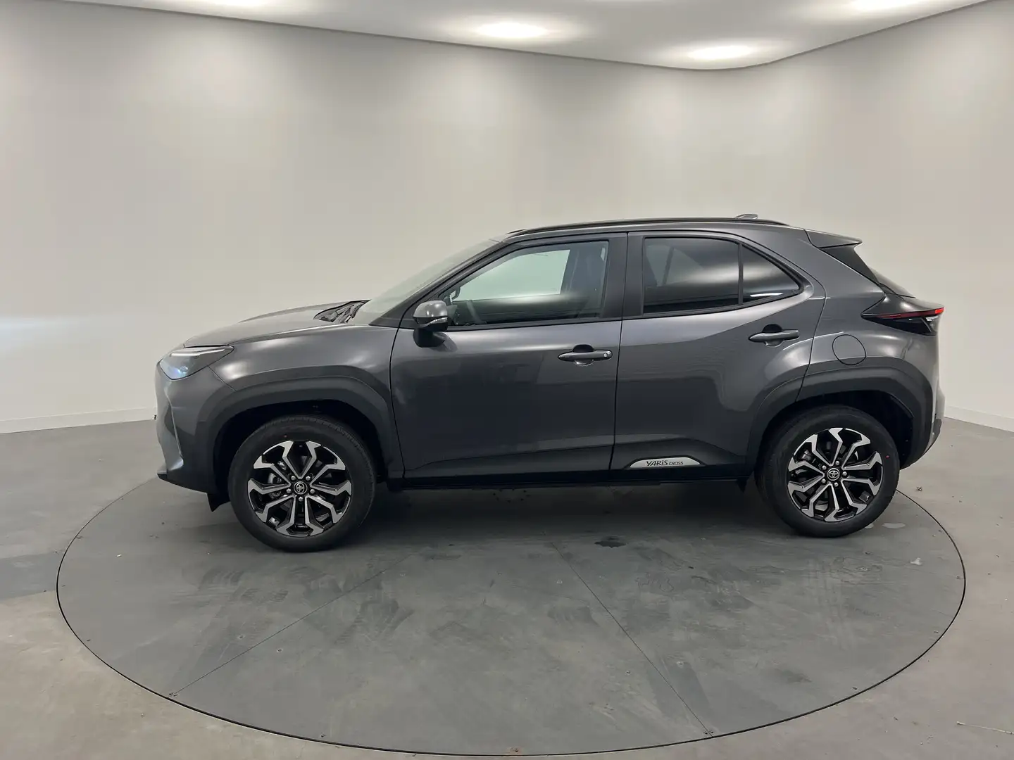 Toyota Yaris Cross 116h 2WD Design Grijs - 2