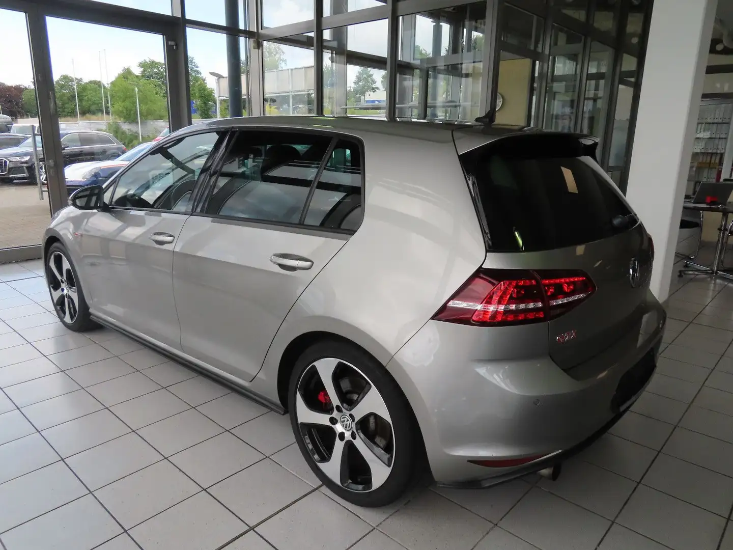Volkswagen Golf VII Lim. GTI Performance  XENON NAVI SHZ Silber - 2
