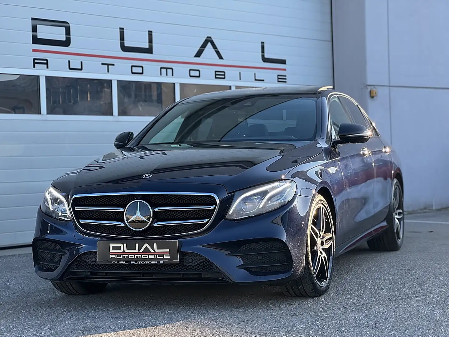 Mercedes-Benz E 220 d 4MATIC Aut./AMG-LINE/PANO/LED/360°/HEAD-UP/AHK Blau - 1