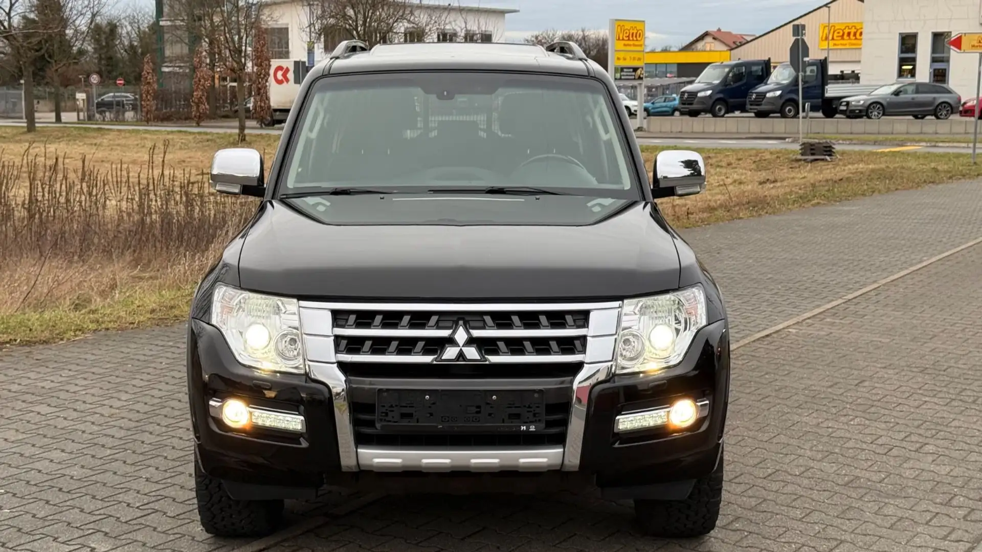 Mitsubishi Pajero 3.2 DI-D Top*STANDHEIZUNG*VOLLAUSTATTUNG* Schwarz - 2