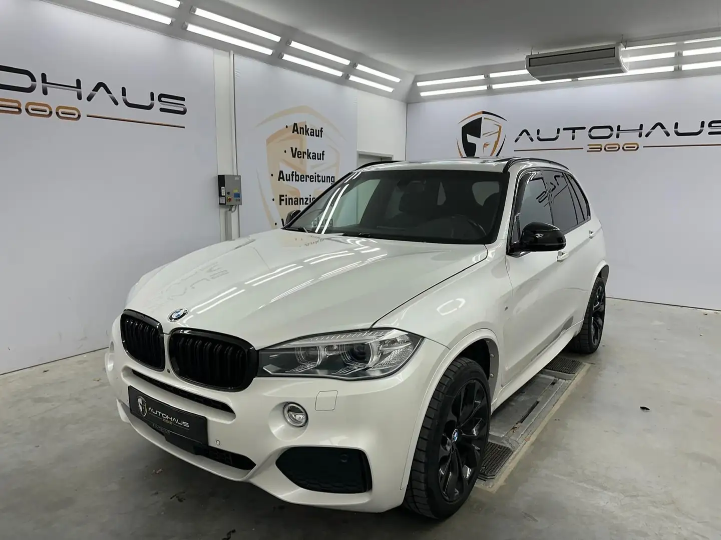 BMW X5 xDrive35i M Paket AHK MFL NAVI KLIMA RFK SHZ Weiß - 1