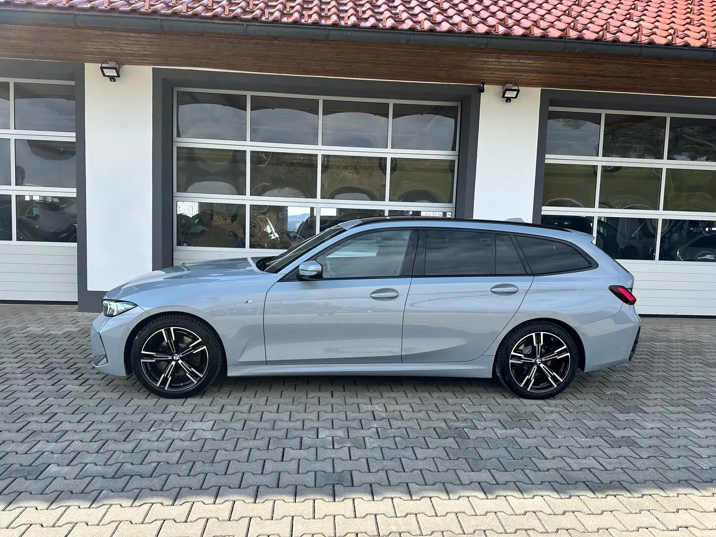 BMW 320 d xDrive M Sport *RFK*LED*PANO*DIGITAL*APP*SITZHZ* Grau - 2