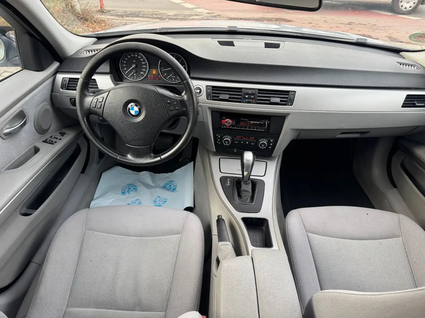 BMW 320 IA*AUTOMATK*2xPDC*TÜV NEU* Silber - 2