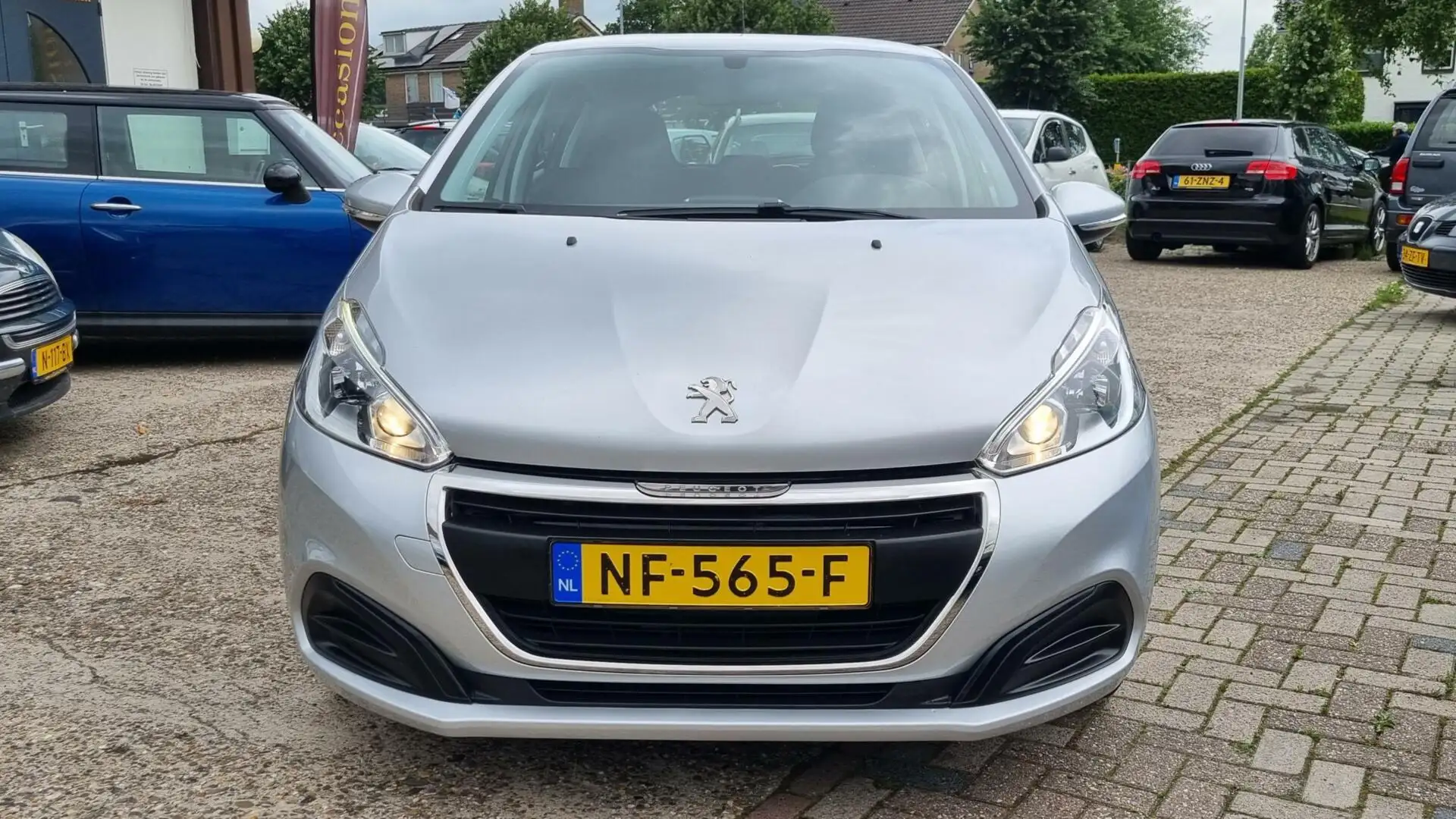 Peugeot 208 1.2 PureTech Active AUTOMAAT 73691 KM NAP BJ 2017? Gris - 2