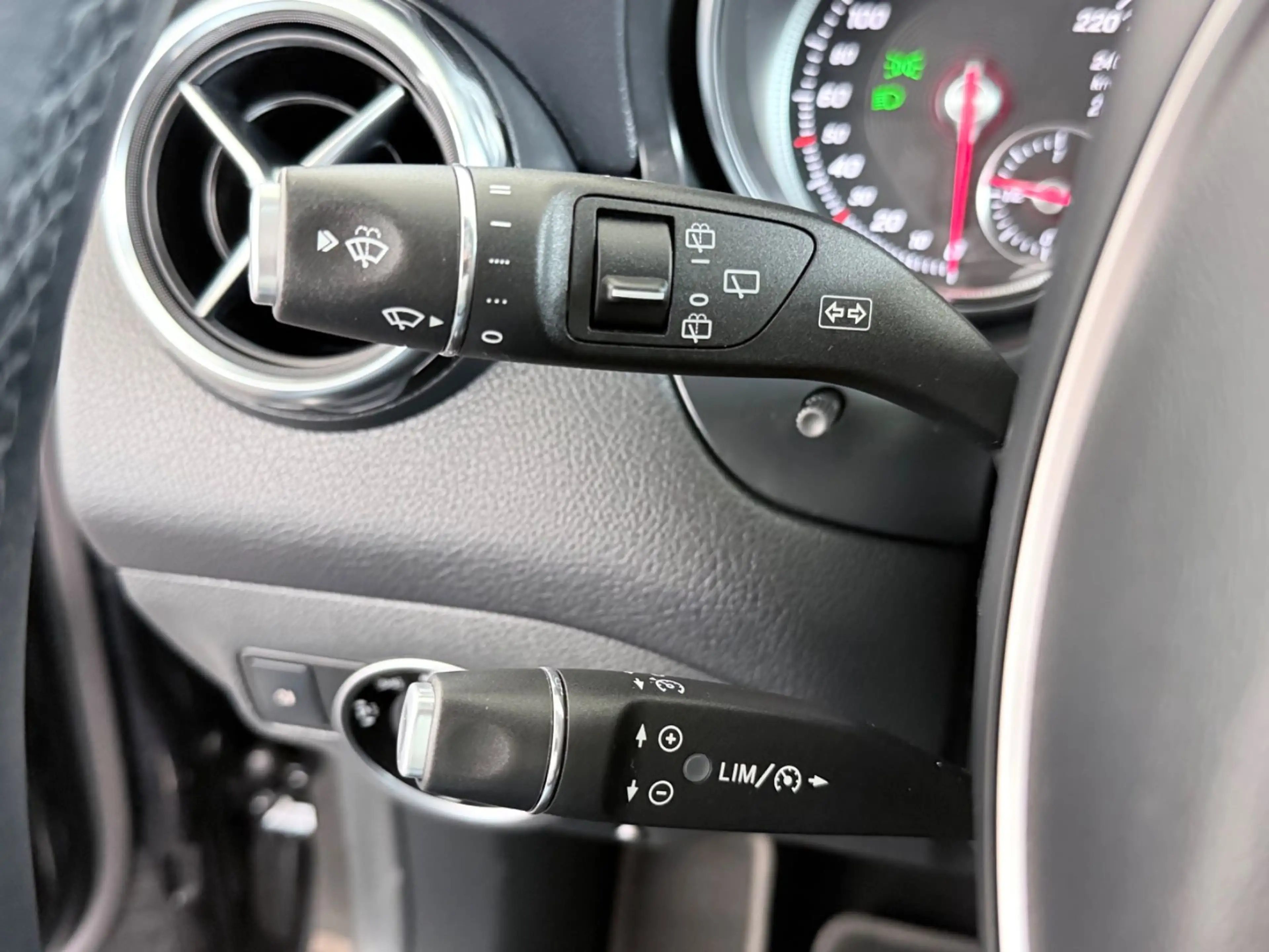 Mercedes-Benz GLA 180 Automatik NAVI|PDC|SHZ — photo 10