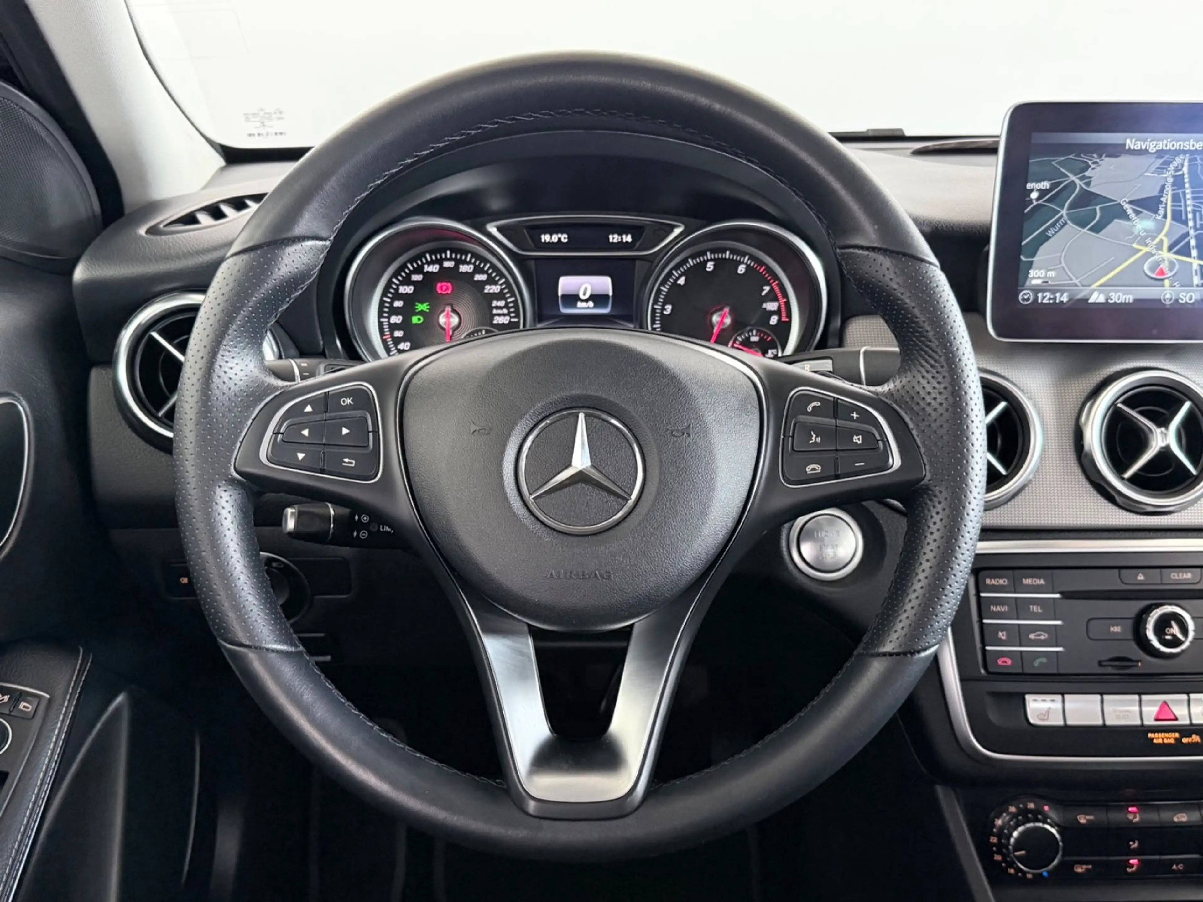 Mercedes-Benz GLA 180 Automatik NAVI|PDC|SHZ — photo 9