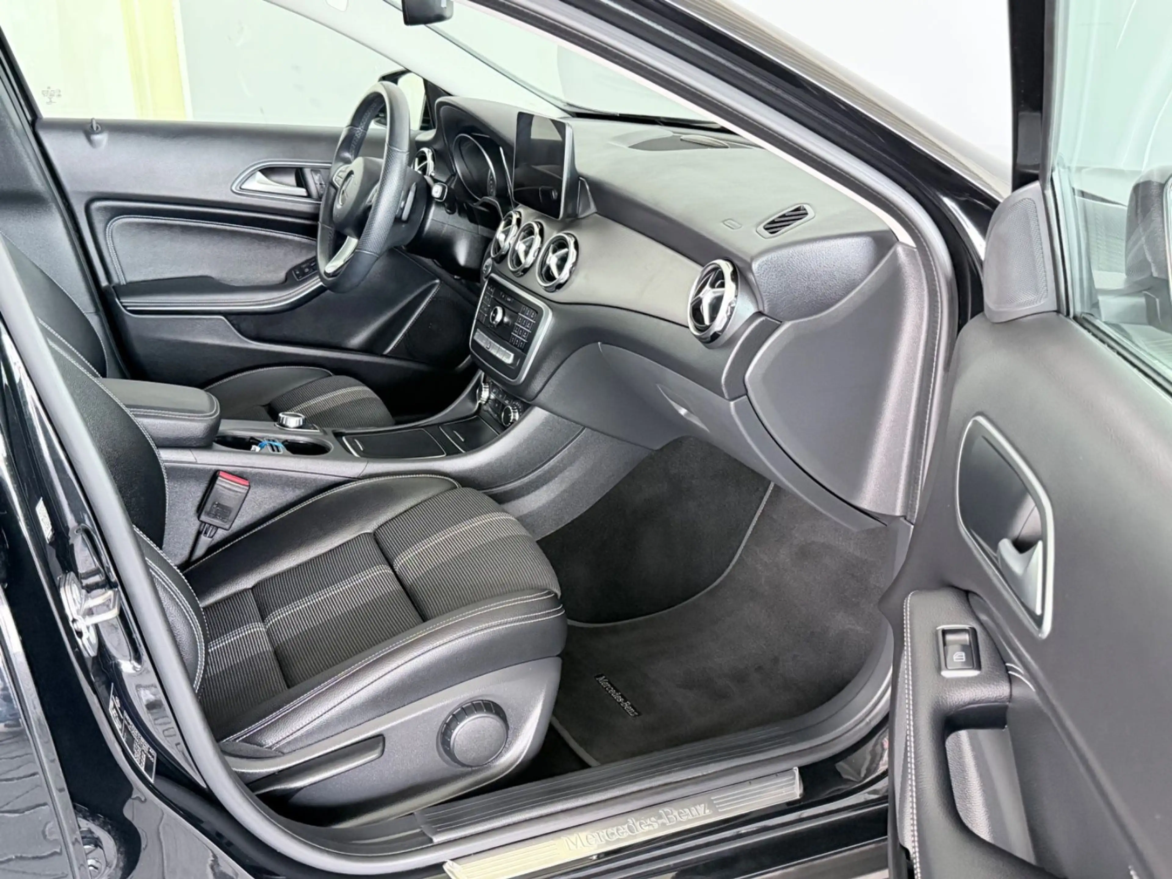 Mercedes-Benz GLA 180 Automatik NAVI|PDC|SHZ — photo 12