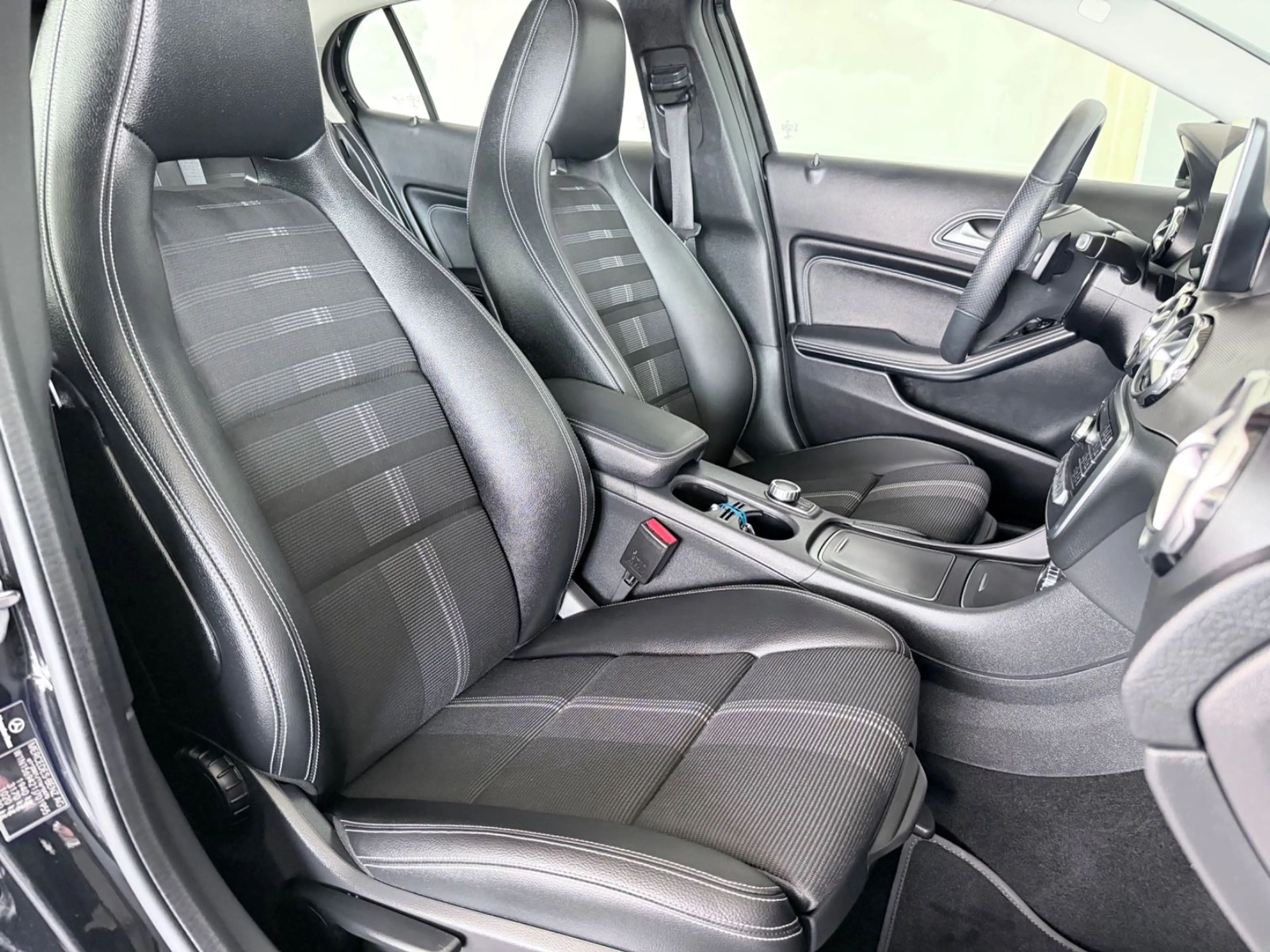 Mercedes-Benz GLA 180 Automatik NAVI|PDC|SHZ — photo 13