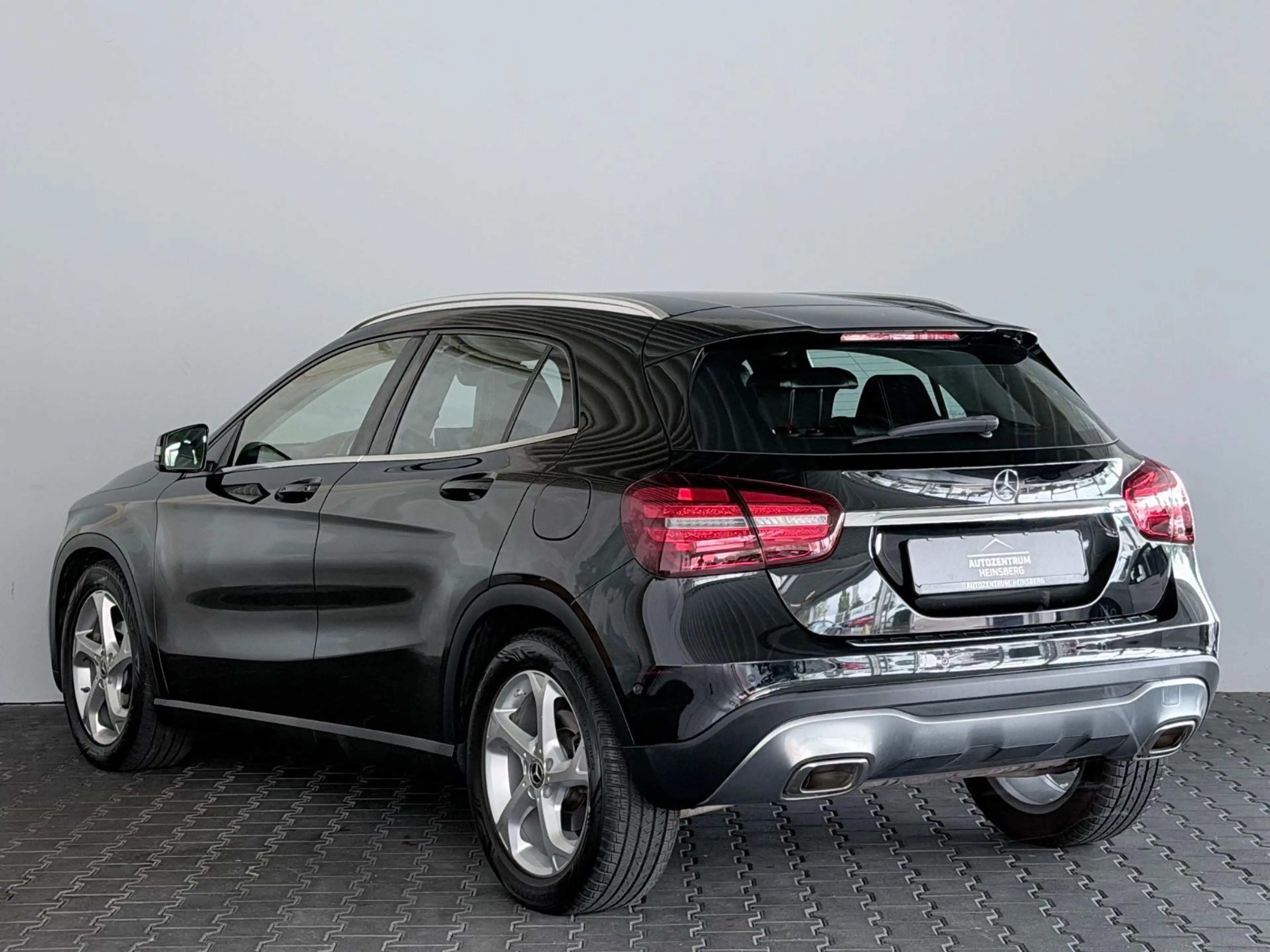 Mercedes-Benz GLA 180 Automatik NAVI|PDC|SHZ — photo 2