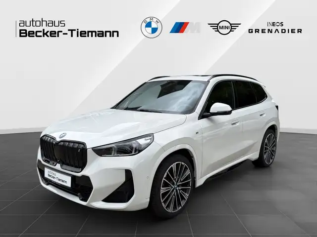 BMW iX 1 xDrive30 20" / M Paket / AHK / Pano / HUD / Driv