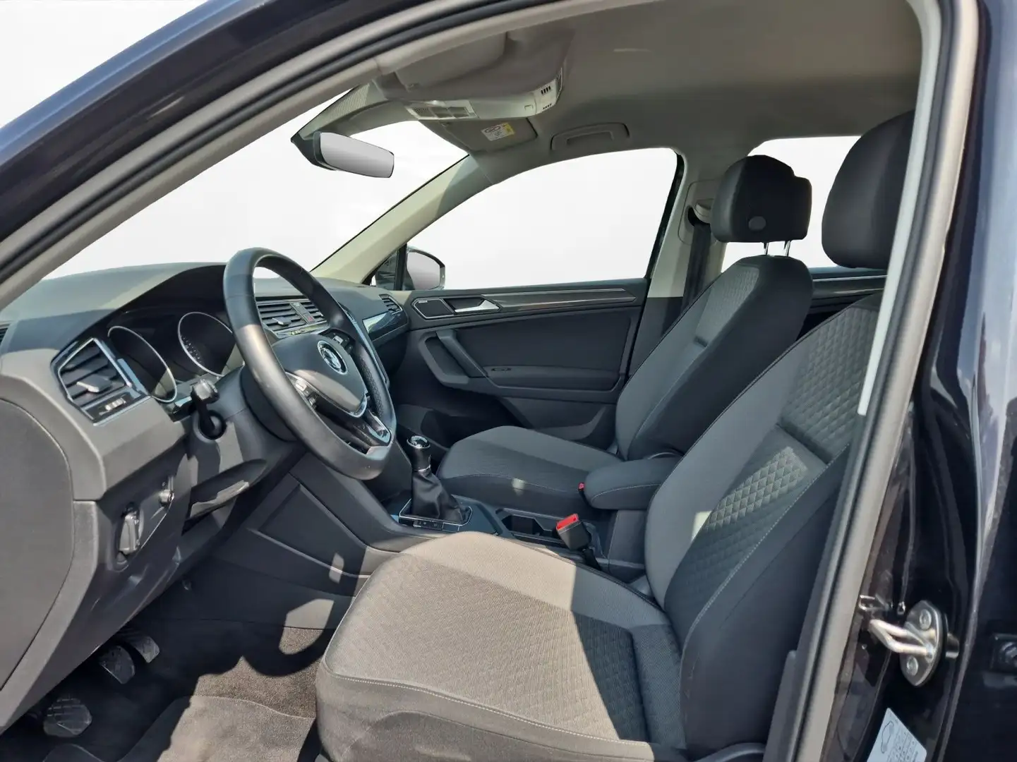Volkswagen Tiguan 2.0 TDI Comfortline AHK Dynaudio LED Schwarz - 2