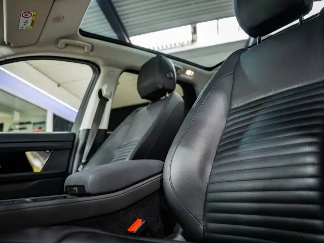 Land Rover Discovery Sport view 13