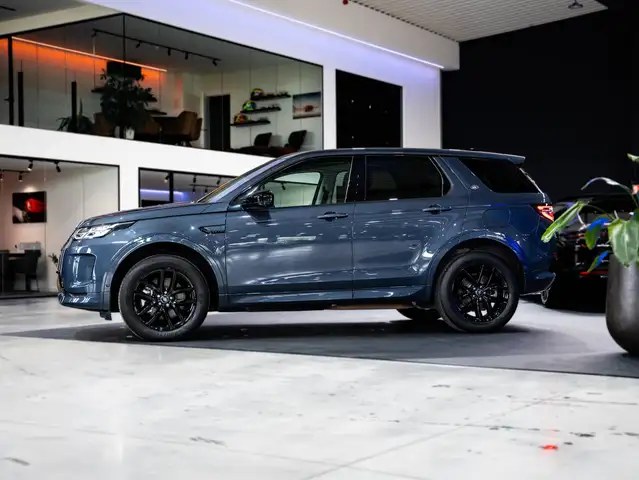 Land Rover Discovery Sport view 2
