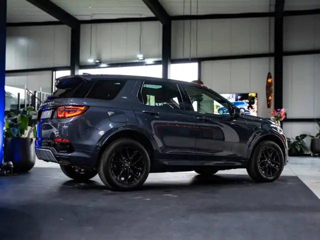 Land Rover Discovery Sport view 4