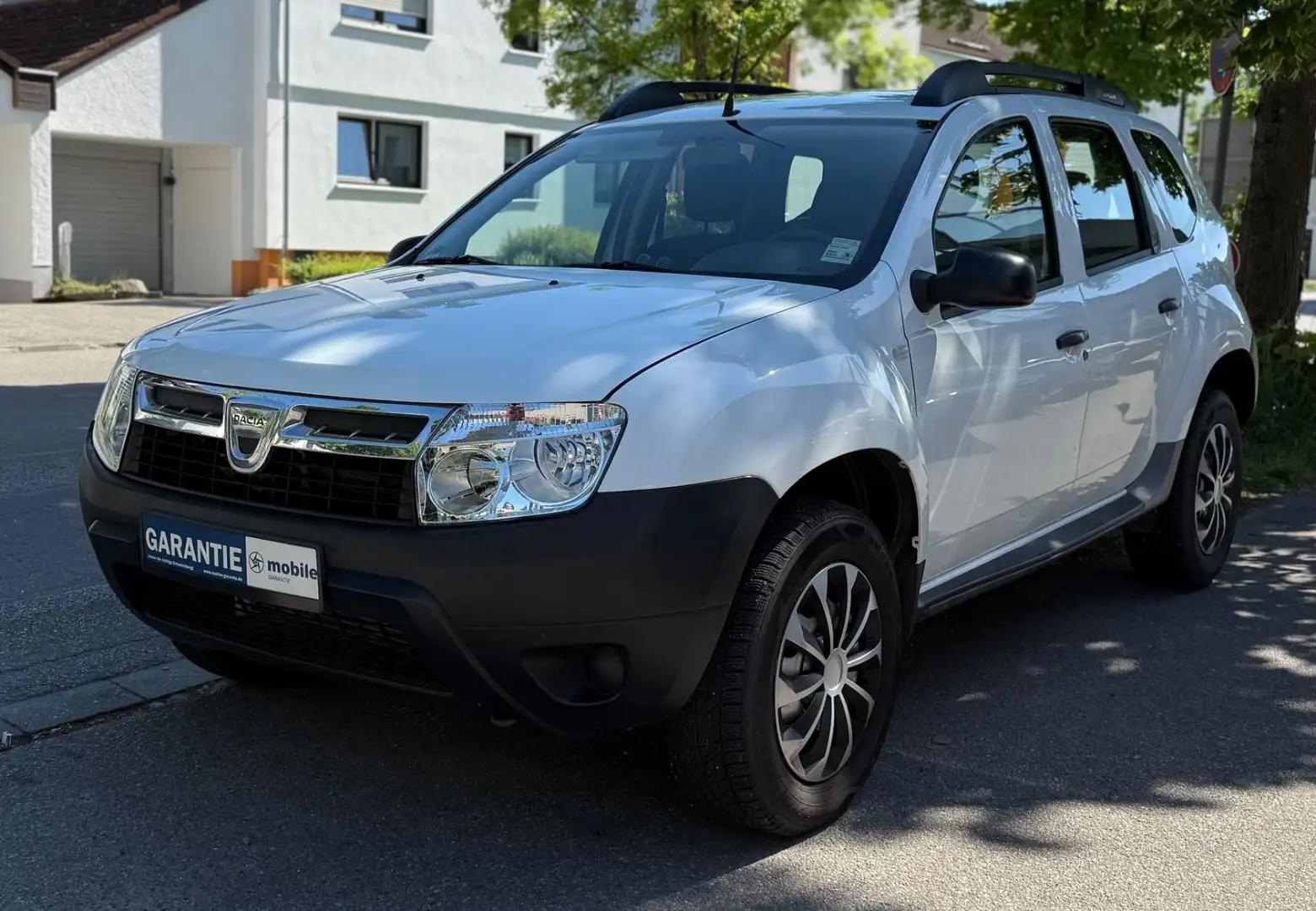 Dacia Duster 1.6i Ambiance 4x2/TÜV AU 08.26/AHK/KLIMA Weiß - 2