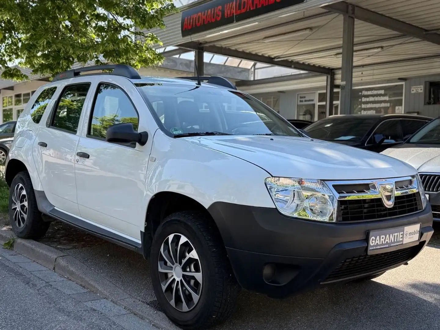 Dacia Duster 1.6i Ambiance 4x2/TÜV AU 08.26/AHK/KLIMA Weiß - 1