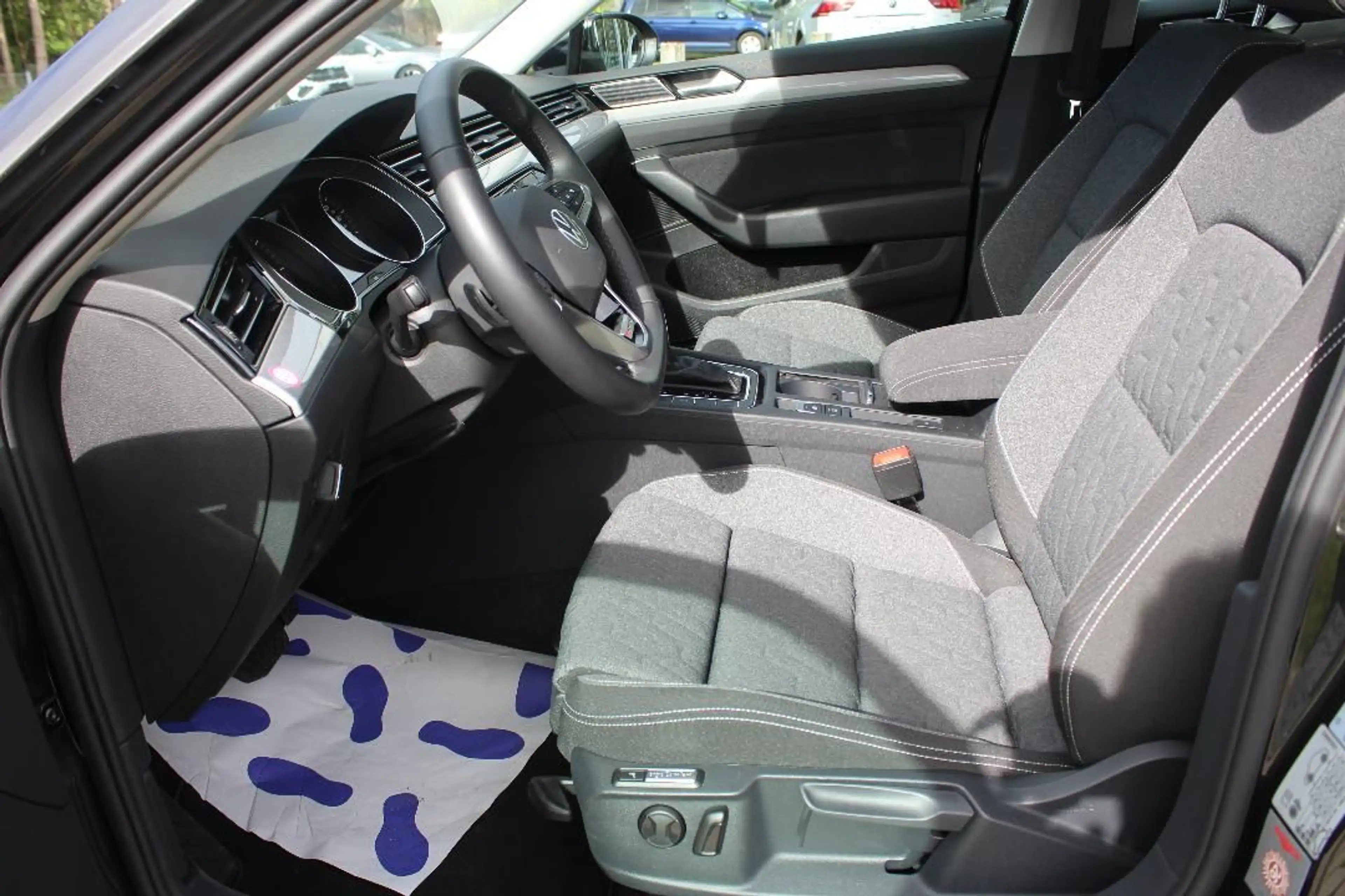 Volkswagen Passat Variant TDI 4x4 DSG LED Rfk Travel WiRä — photo 5