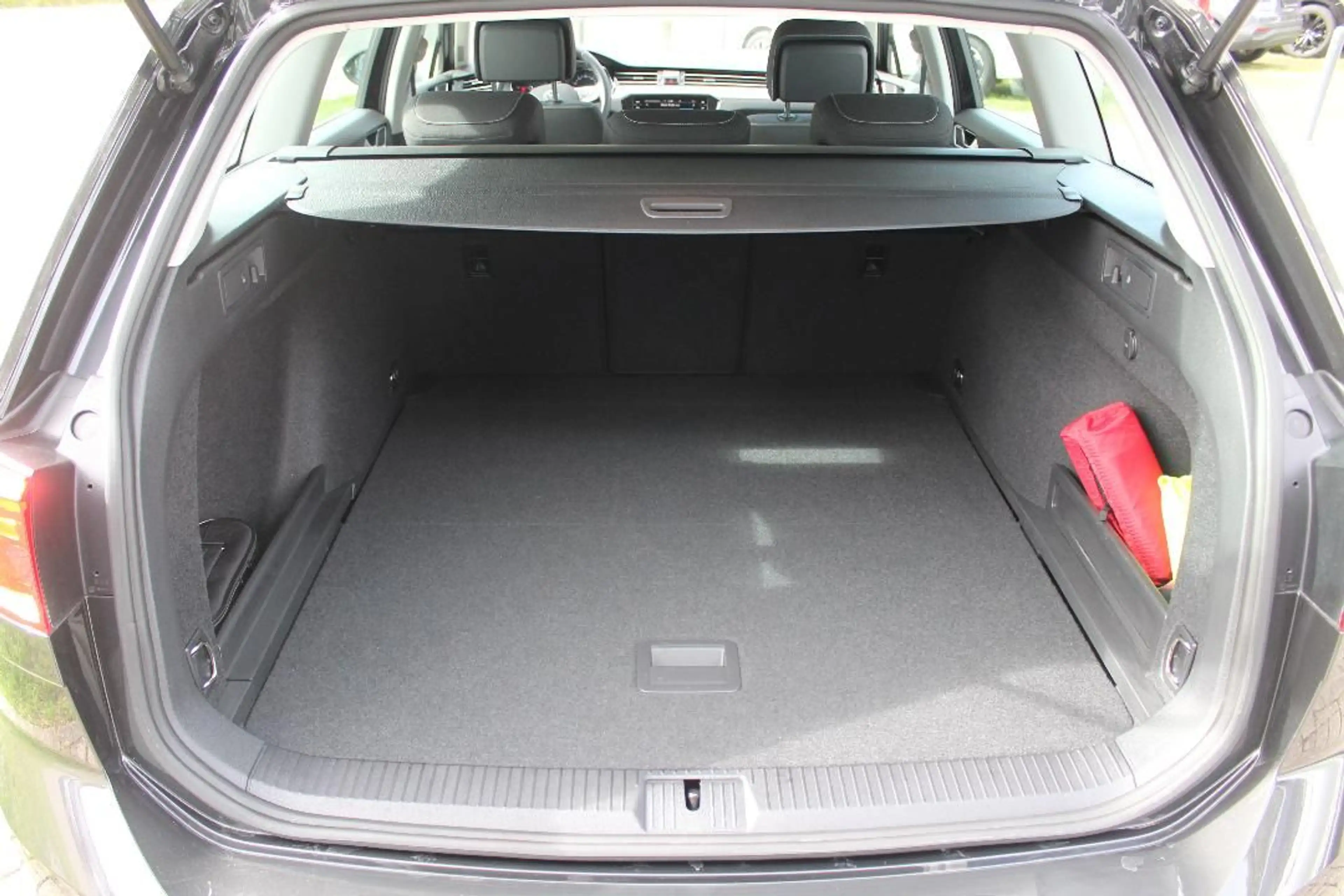 Volkswagen Passat Variant TDI 4x4 DSG LED Rfk Travel WiRä — photo 12