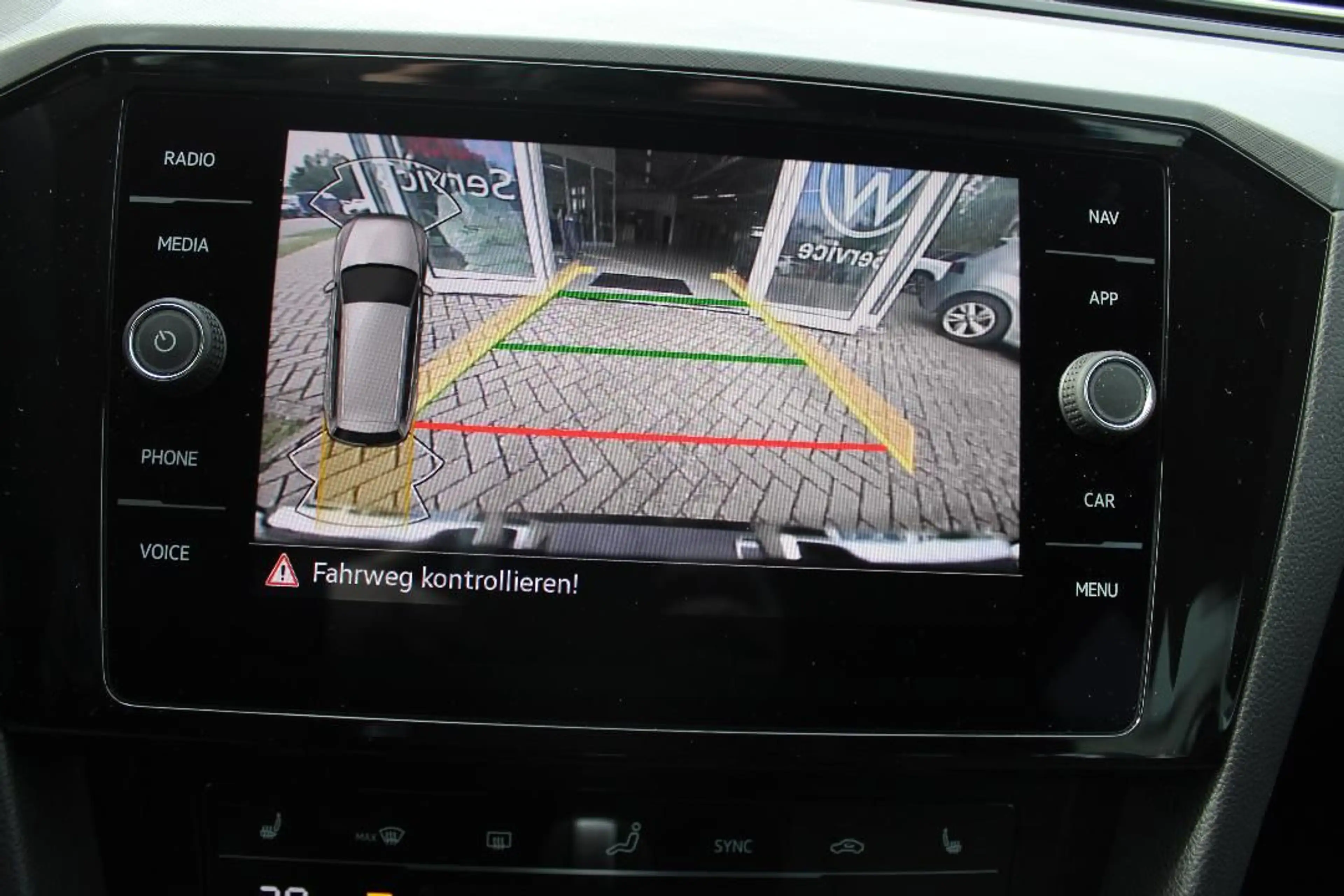 Volkswagen Passat Variant TDI 4x4 DSG LED Rfk Travel WiRä — photo 8