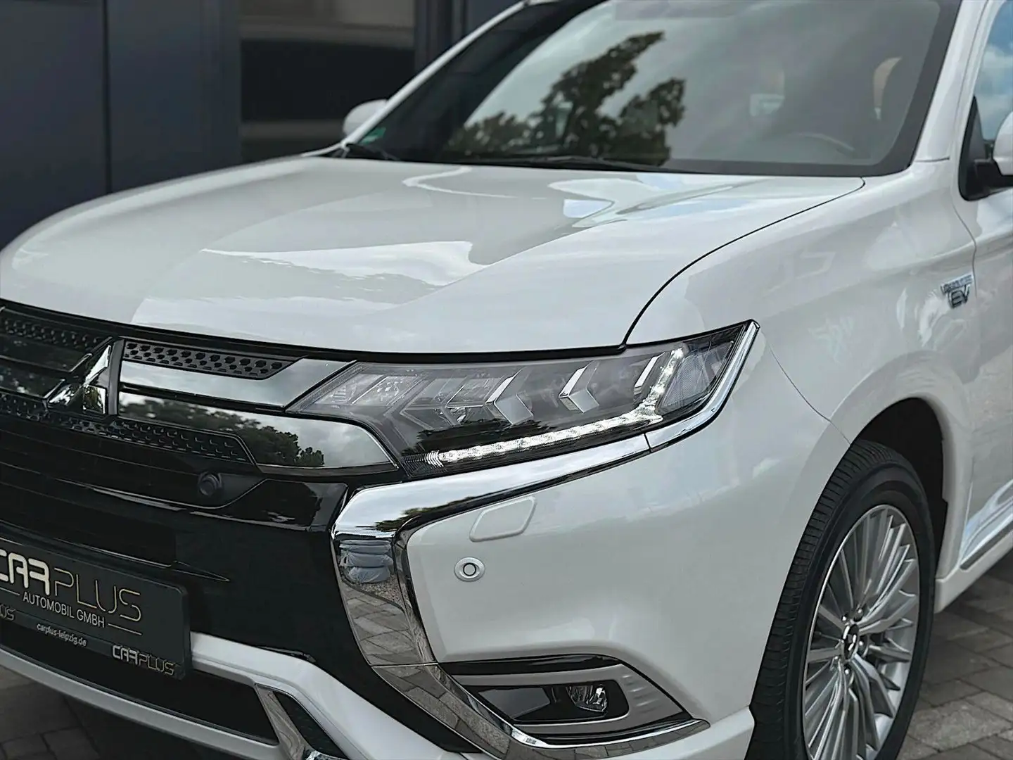 Mitsubishi Outlander PHEV Plus Spirit 4WD *LED*360°*DAB+* Weiß - 2