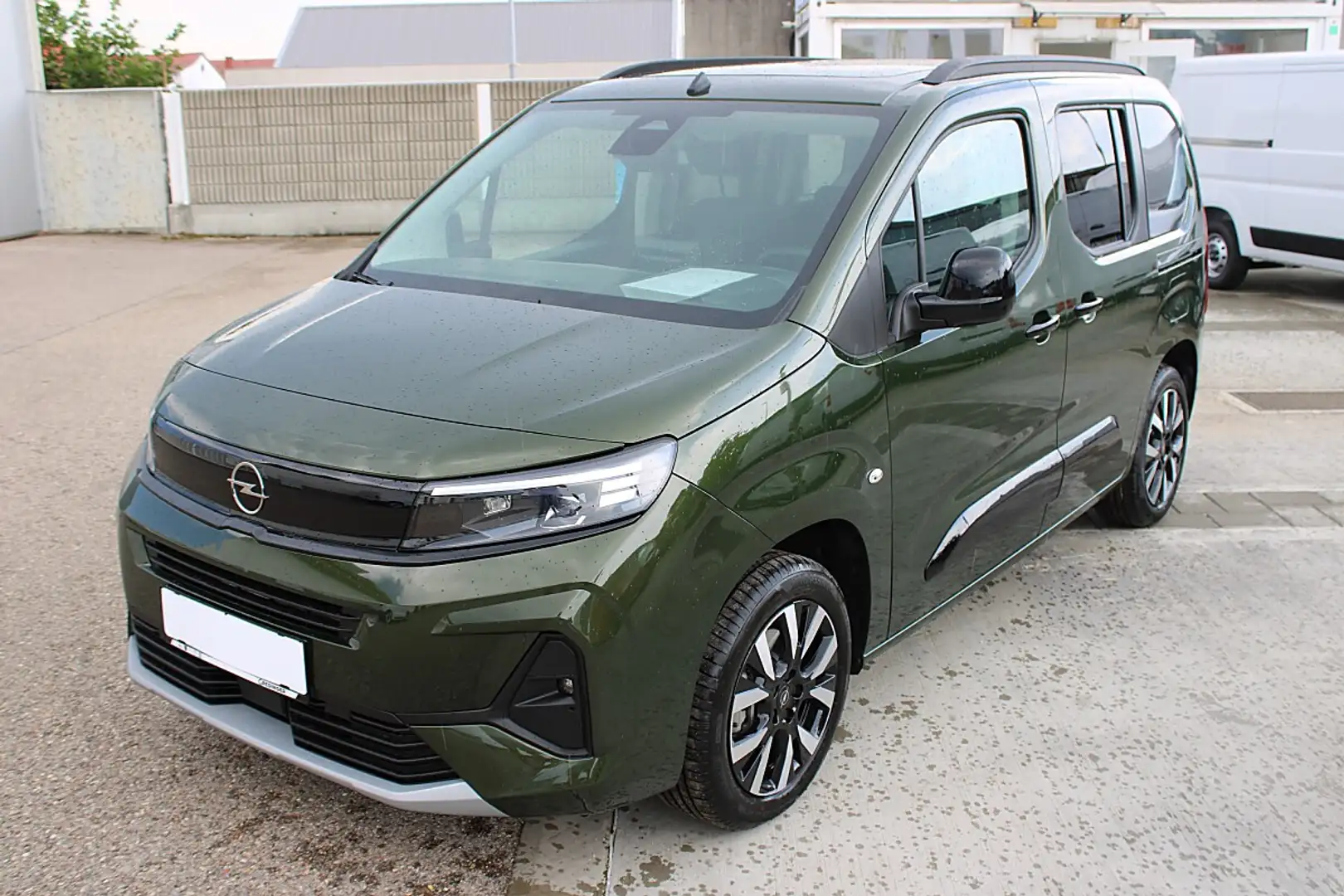 Opel Combo 1.5 Diesel L GS Aut. Grün - 1