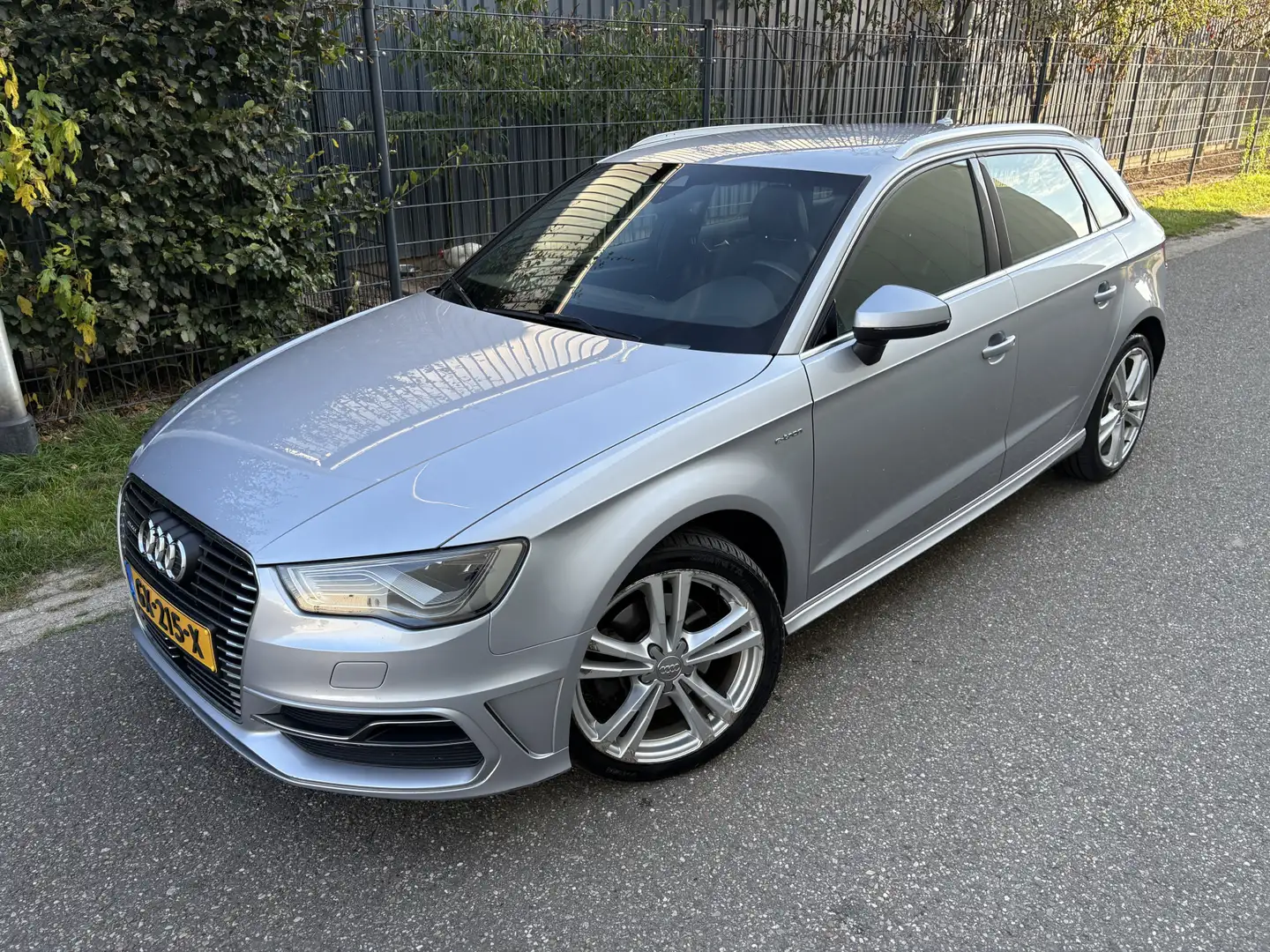 Audi A3 Sportback 1.4 e-tron PHEV Ambition Pro Line plus / Grau - 2