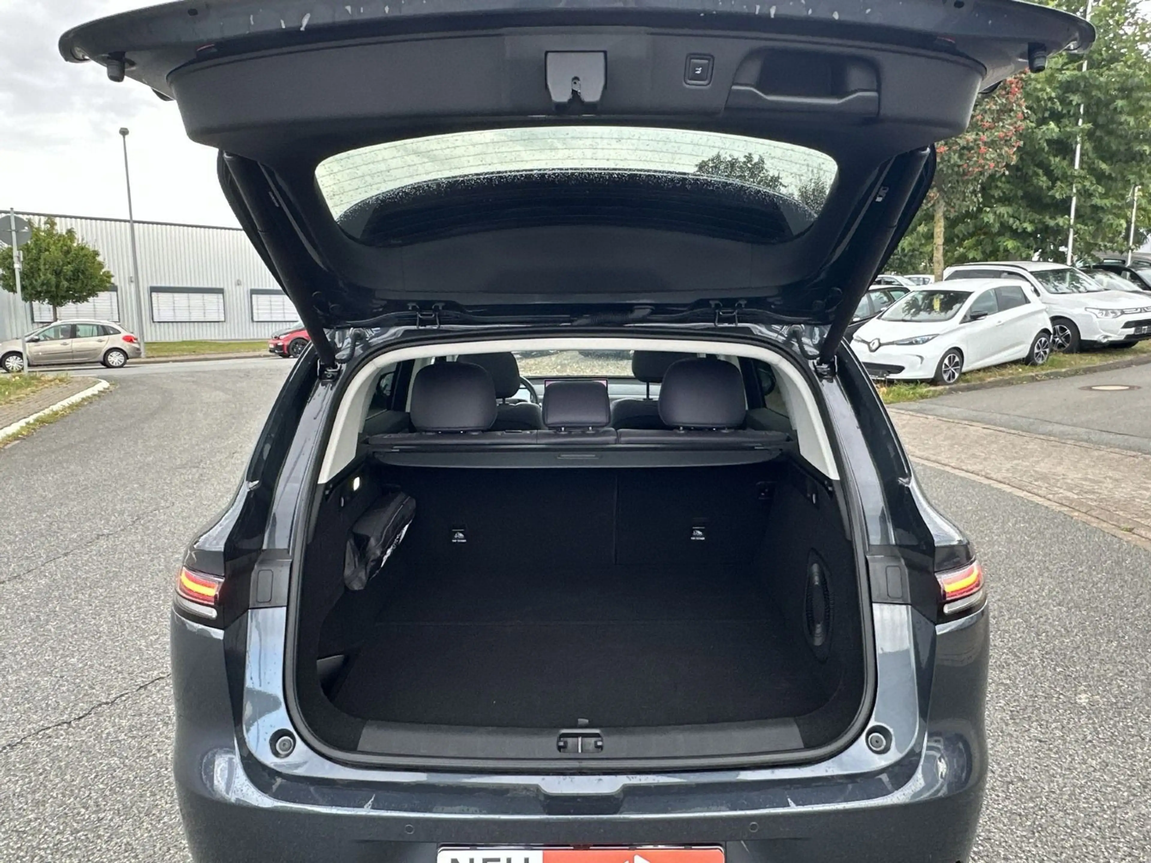 Leapmotor C10 REEV Design MY25 — photo 9