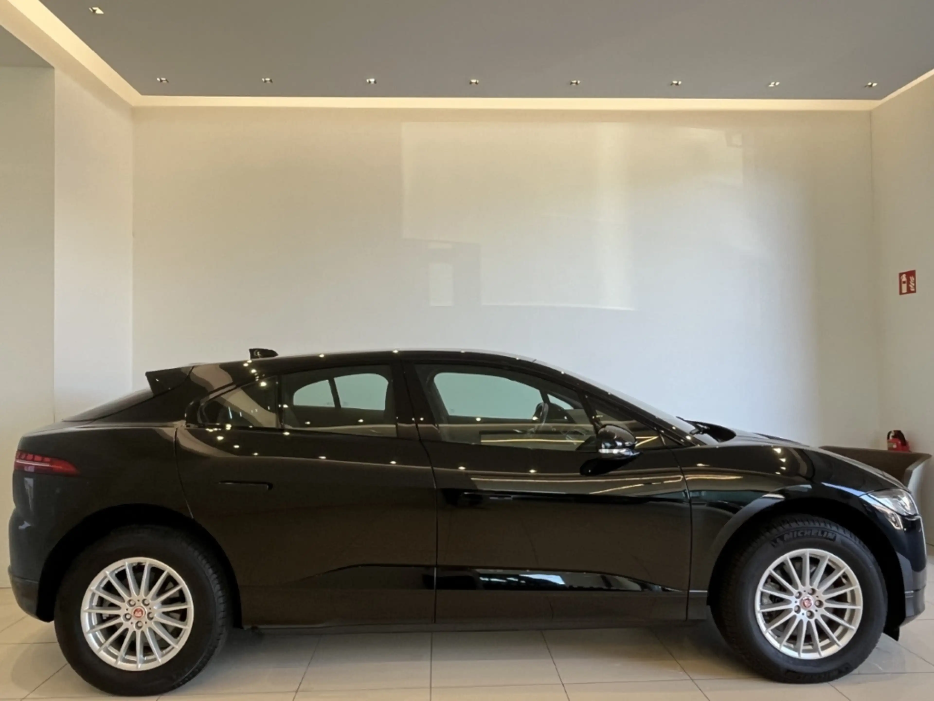 Jaguar I-Pace EV400 S StandHZG Panorama Meridian — photo 6