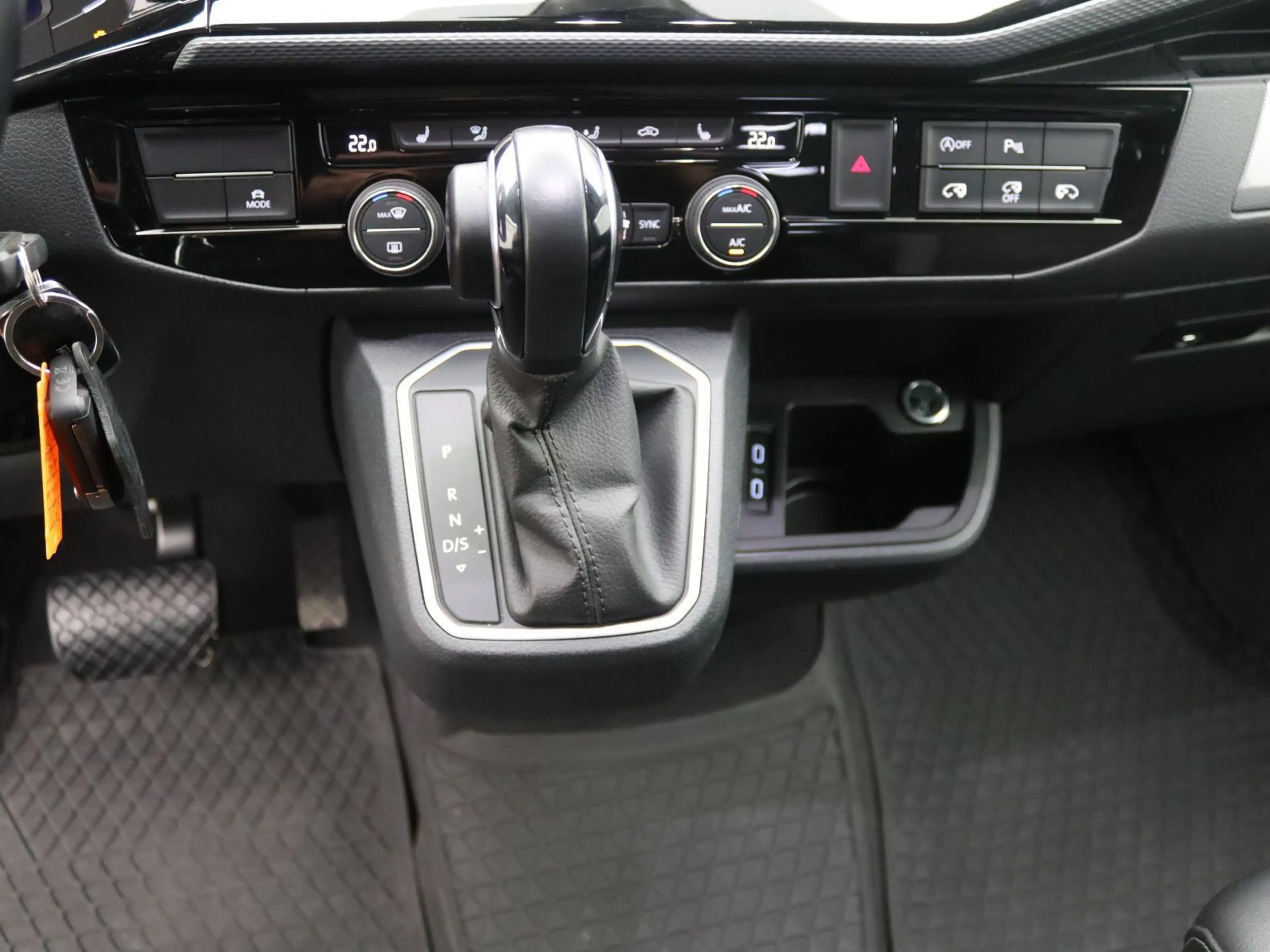 Volkswagen T6.1 Multivan GenerationSix 4M DSG / Standh, AHK — photo 16