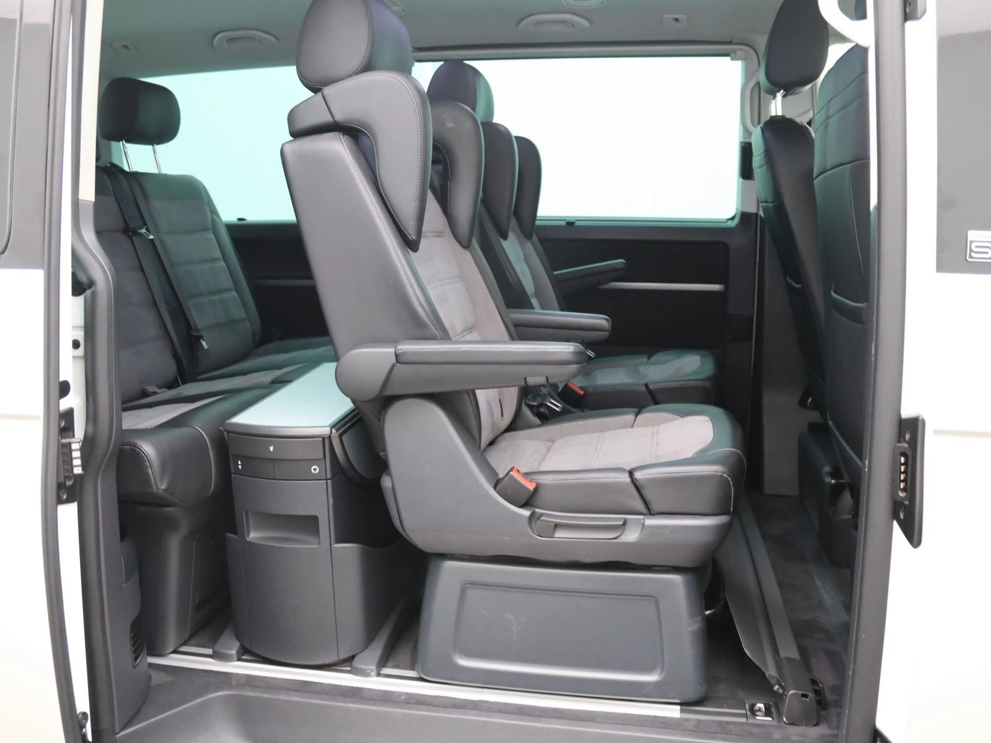Volkswagen T6.1 Multivan GenerationSix 4M DSG / Standh, AHK — photo 10